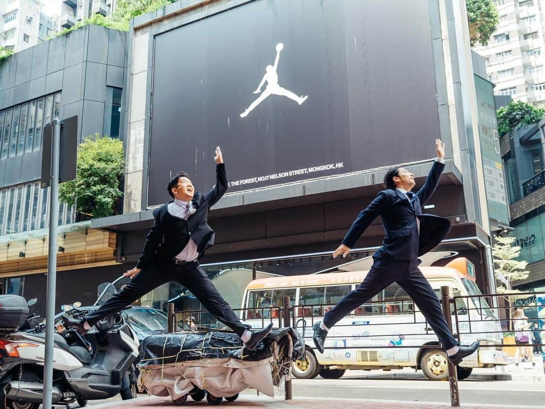 大川竜弥のインスタグラム：「香港のスニーカーストリートでソラリーマンズ🕴️👟  #青山裕企 #大川竜弥 #ソラリーマン #ソラリーマンズ #香港 #旺角 花園街 #スニーカーストリート #solaryman #solarymanz #hongkong #mongkok #fayuenstreet #sneakerstreet」