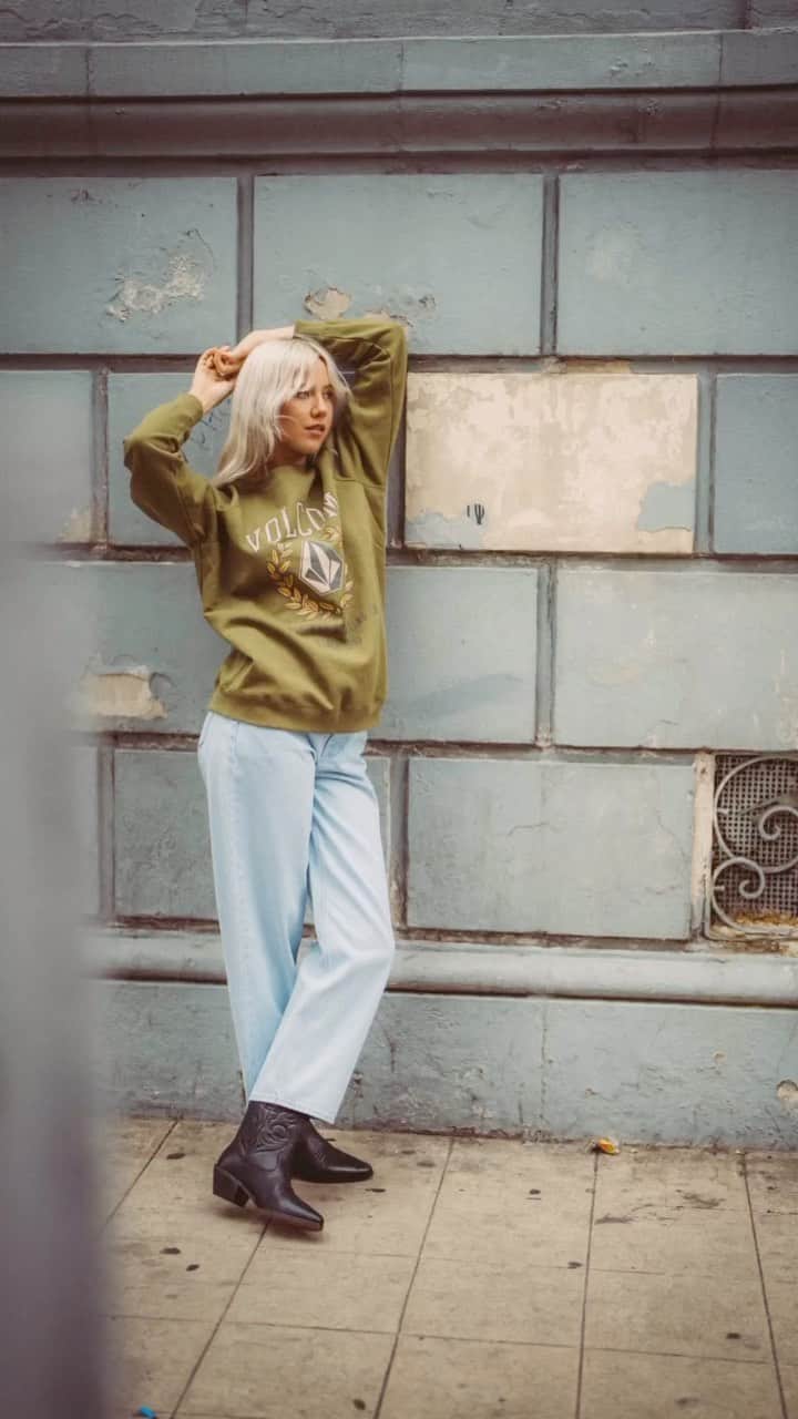 のインスタグラム：「‘Weellow jeans’ 🤘Loose fit that can be worn high rise or size up to wear them lower/looser. Take them skating or out and about 🫡 #talkinfit」