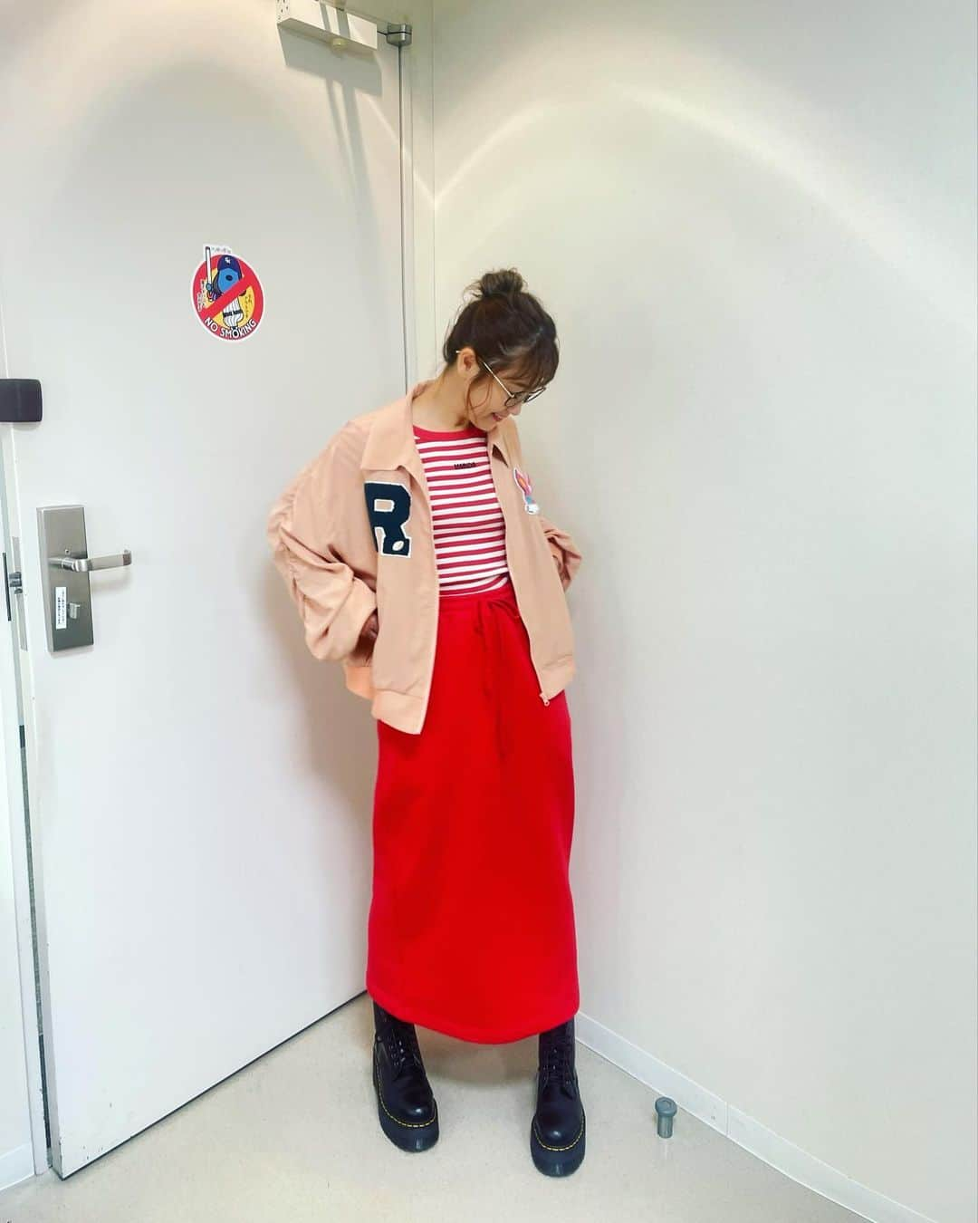 鈴木奈々のインスタグラム：「今日のコーデです❤️‍🔥 ジャケット→ @alleybywcloset トップス→ @rna_official_ スカート→ @rna_official_ #テレビ衣装 #フジテレビ #楽屋」