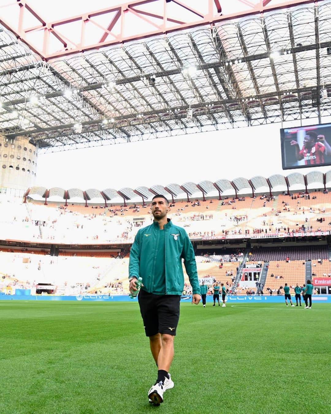 SSラツィオのインスタグラム：「👋  Afternoon!  #MilanLazio #CMonEagles 🦅」