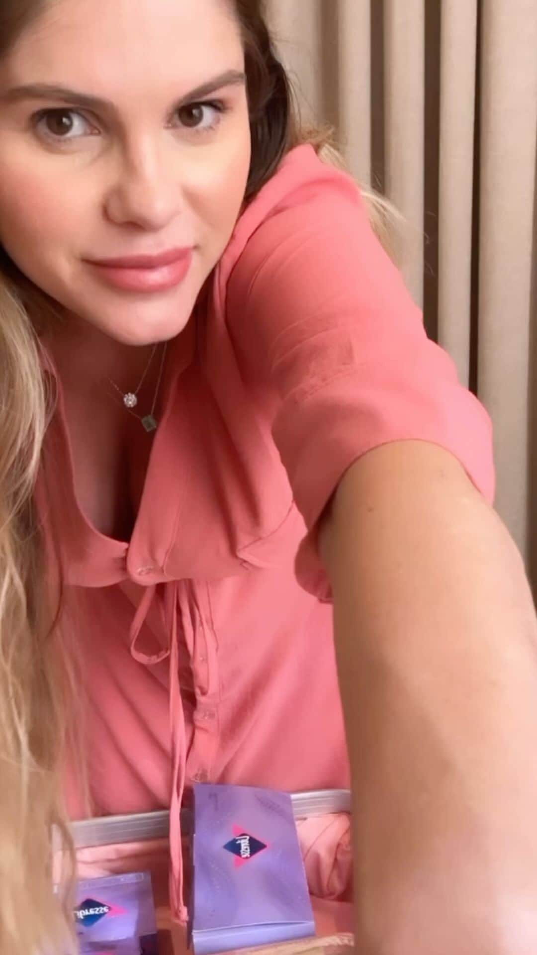 バーバラ・エバンスのインスタグラム：「Gente, olha essa super novidade! A Libresse, marca que oferece o cuidado completo pro seu ciclo, trouxe esse super lançamento para as mamães. O Absorvente pós-parto é superabsorvente para fluxos superintensos, normais depois que parimos né? Com elásticos laterais que se adaptam ao nosso corpo e com 3 zonas de absorção internas, nós podemos ficar despreocupadas com os vazamentos. Além do controle de odor, pra ficarmos ainda mais tranquilas.  Eu amei e já coloquei na minha mala da maternidade. Corre no site deles pra saber mais.  E tem cupom de desconto: EVANS20 Aproveeeeitem 🙆🏼‍♀️  /Publi」
