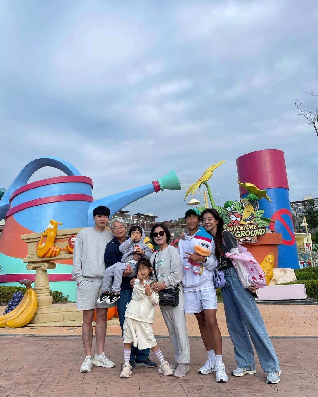 キム・ソンウンのインスタグラム：「행복그잡채♥️ 엄빠랑 남동생까지 합류한 제주여행! @kimjaeeun331 담엔 짼이네도  완전체로 함께하자!! #ssung_제주」