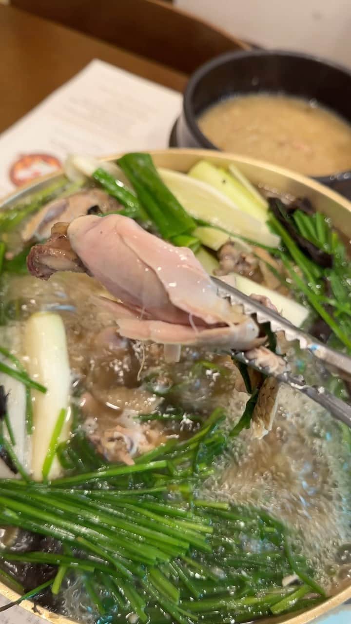 ペ・ユンジョンのインスタグラム：「오늘은 시부모님이랑다같이 몸보신하러 다녀왔어여!! 하남에있는 소나무집‼️ 두번째방문인데 남편이랑 시부모님한테 맛집이라고 칭찬받음 ㅋㅋ 누룽지백숙  능이백숙에 메밀전 도토리묵까지  제대로 챙겨먹고왔지요 그대들도 요기 함 가보세요 추천합니다👍 #하남맛집#소나무집#누룽지백숙」