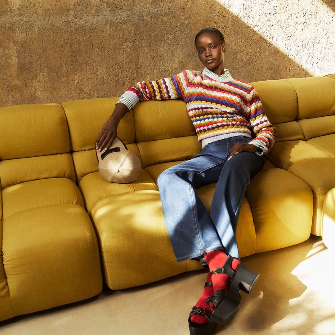 のインスタグラム：「Fashion meets design: Weekend Max Mara opts for the Tufty-Time sofa to highlight its FW23 keynote looks.  @weekendmaxmara @patricia_urquiola  #bebitalia #design #WeekendMaxMara」