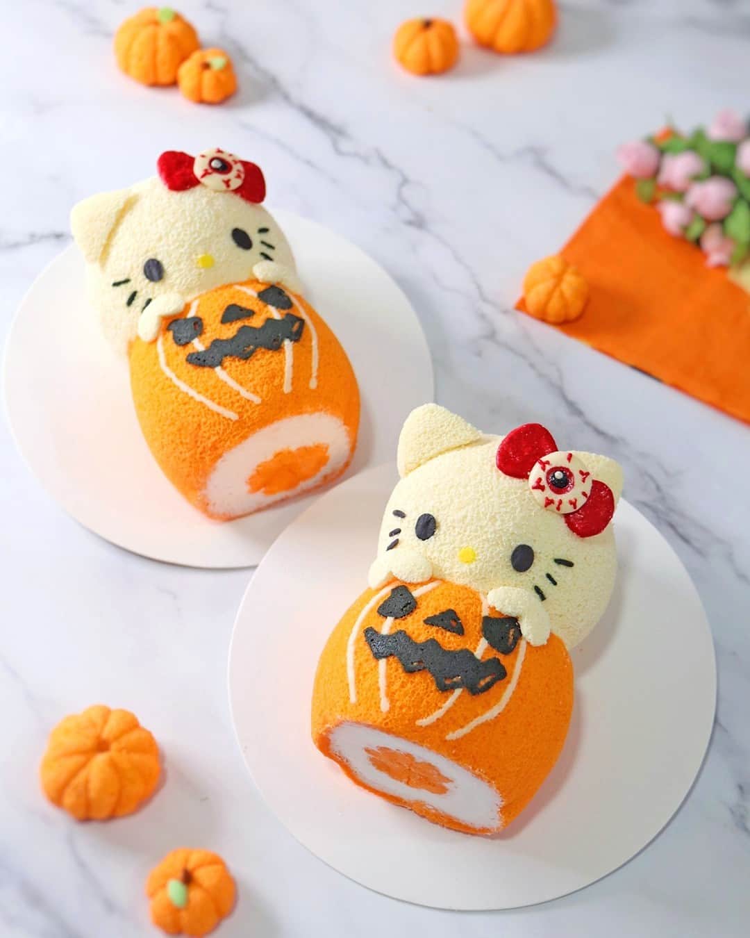 Hello Kittyさんのインスタグラム写真 - (Hello KittyInstagram)「Spooky like a jack-o-lantern 🎃 How adorable are these cakes by @susanne.decochiffon」10月1日 0時00分 - hellokitty