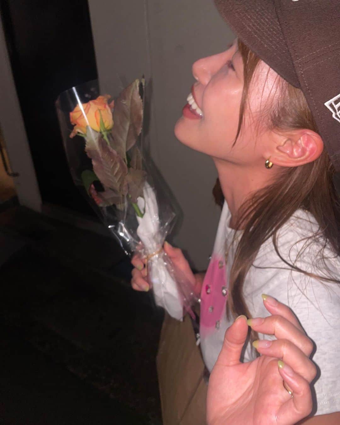 夏希リラさんのインスタグラム写真 - (夏希リラInstagram)「なんでもない日にお花もらうって すごーくすごーく嬉しいね🥺🩷 それをナチュラルにやるこの女すげええぇ👩卍」10月1日 0時12分 - rira_buu