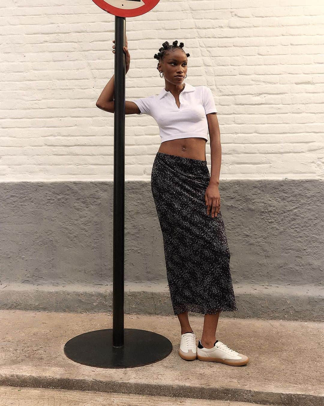 ロジャス・レナーのインスタグラム：「Inspirações para a primavera. 🌸 Um clássico da estação, a estampa floral é versátil e, quando combinada com peças mais comfy, produz looks descolados que são a cara do street style. Clicando nas imagens, você garante as suas favoritas. #StreetStyle #LookInspiração #EstampaFloral #LookPrimavera #Fashion #ModaFeminina   Saia 836445392 | Vestido 849645019 | Tênis 851444611 | Tênis 874847561 | Blusa Cropped 632994779」