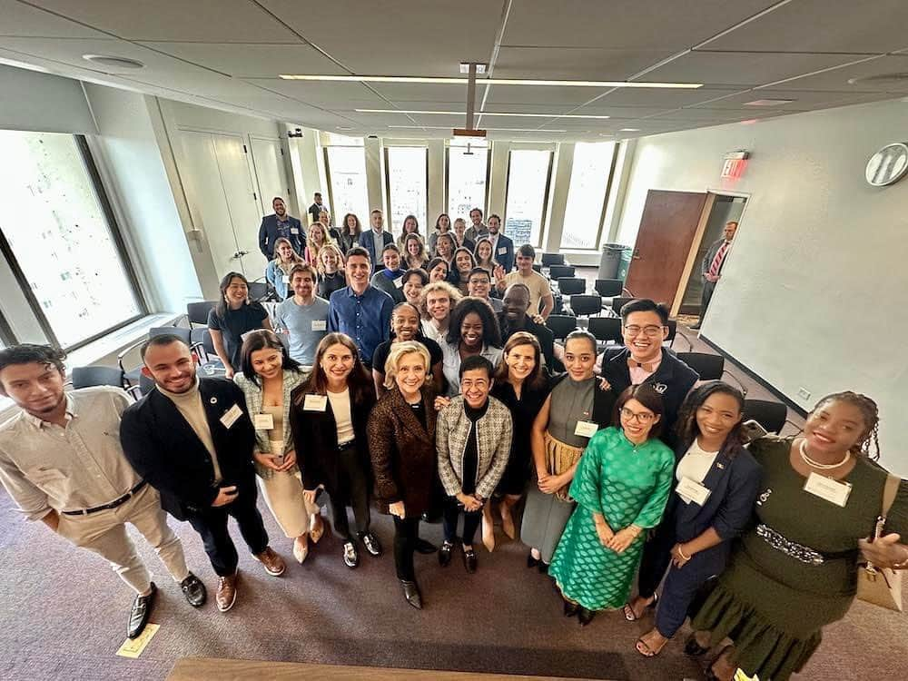 ヒラリー・クリントンさんのインスタグラム写真 - (ヒラリー・クリントンInstagram)「I had a ball spending time with @columbiaIGP and @obamafoundation scholars this week alongside Dean @YarhiMilo and @maria_ressa. With these young leaders taking on our shared challenges, the future looks bright.」10月1日 0時11分 - hillaryclinton