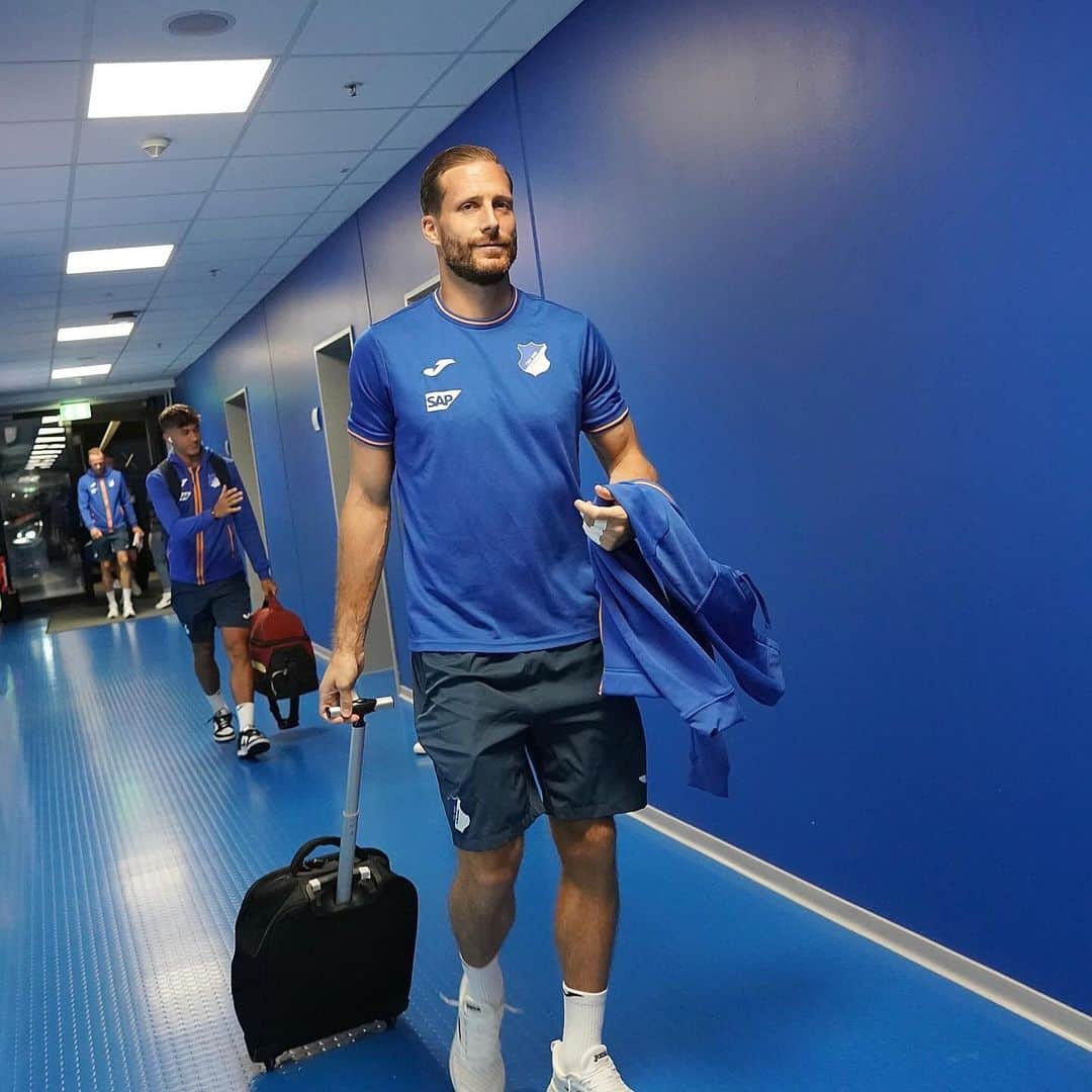 オリヴァー・バウマンのインスタグラム：「There‘s always a game in progress 💪🏼 #comeon #strong #tsghoffenheim」