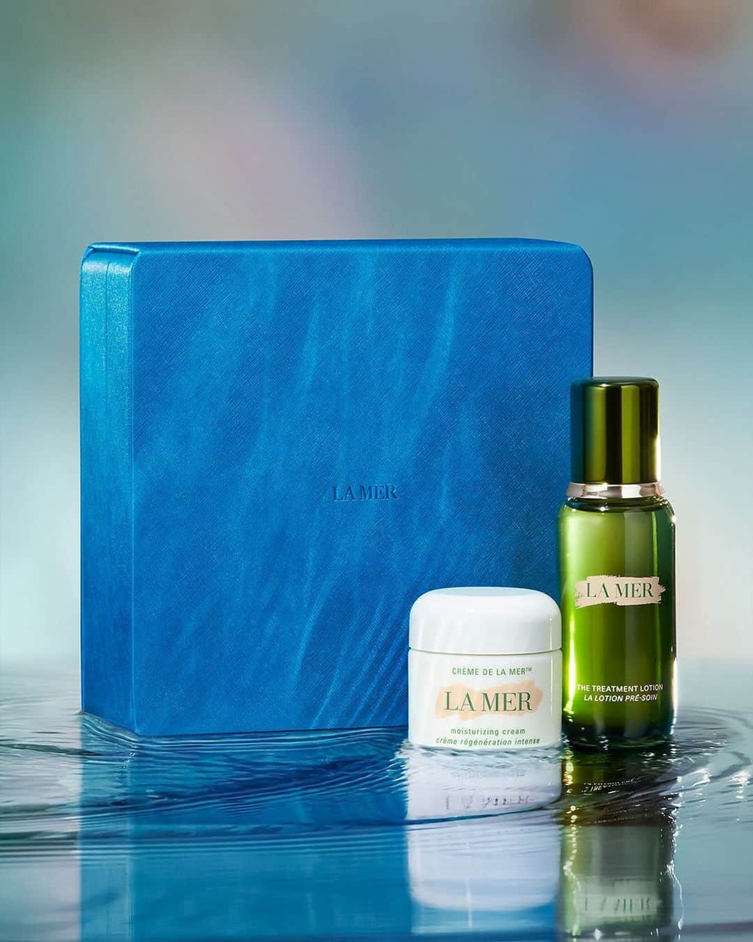 のインスタグラム：「A strong start meets a winning finish. Bookend your La Mer regimen with The Treatment Lotion and Crème de la Mer, two replenishing hydrators formulated to energize and smooth.   Shop The Moisture Radiance Collection at LaMer.com. #LaMer #LaMerSkincare #CremedelaMer #LaMerTreatmentLotion」