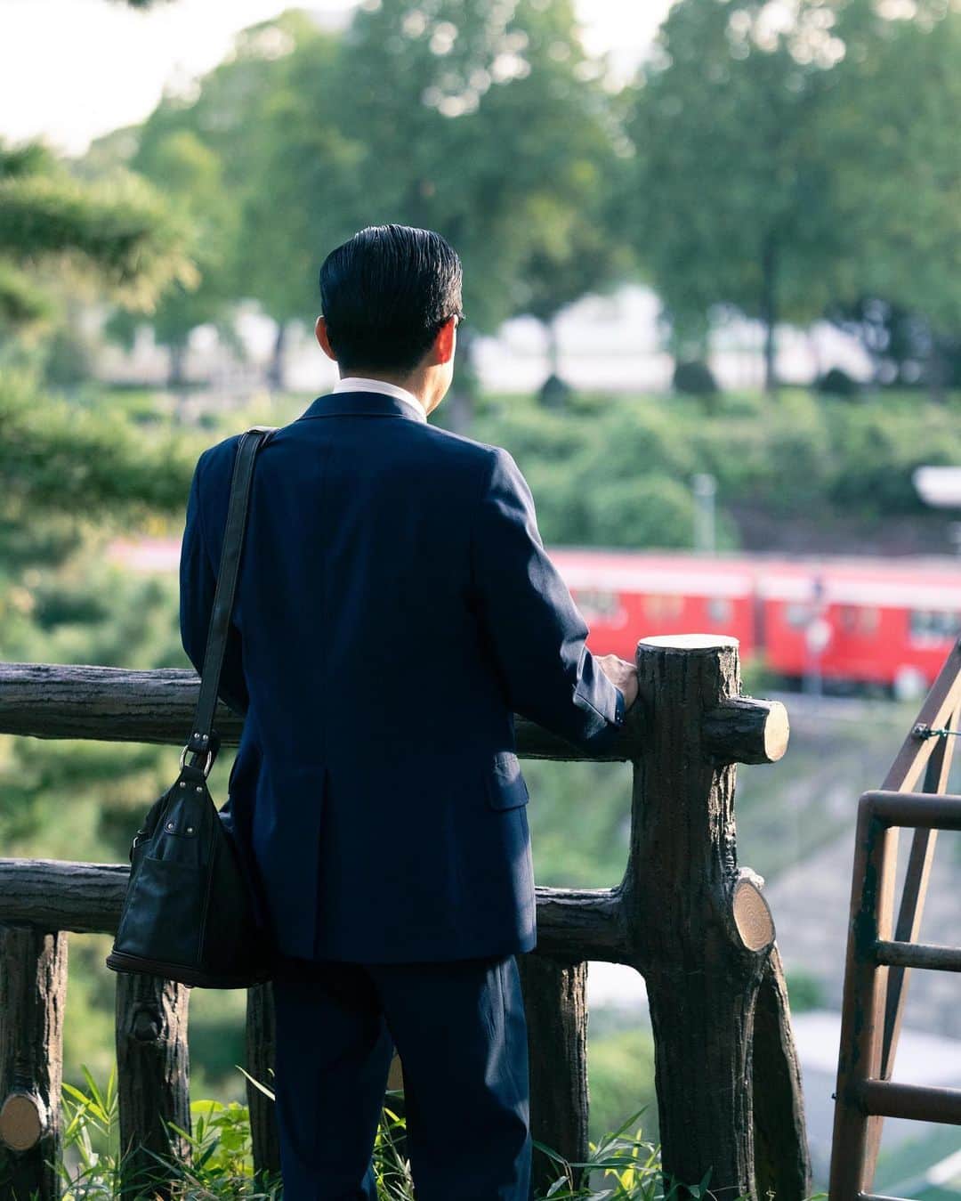 岩井ジョニ男のインスタグラム：「思えば遠くへ来たもんだ  #岩井ジョニ男 #ジョニ男 #ジョニスタグラム #jonistagram #イワイガワ #浅井企画 #サラリーマン #whitecollarwork #ninetofiver #東京 #四谷 #人生は紙飛行機 #km01 #vintage_gentry  #ビンテージオーダースーツジェントリー  #instagram  #instagood  #model #cool #cooljapan」