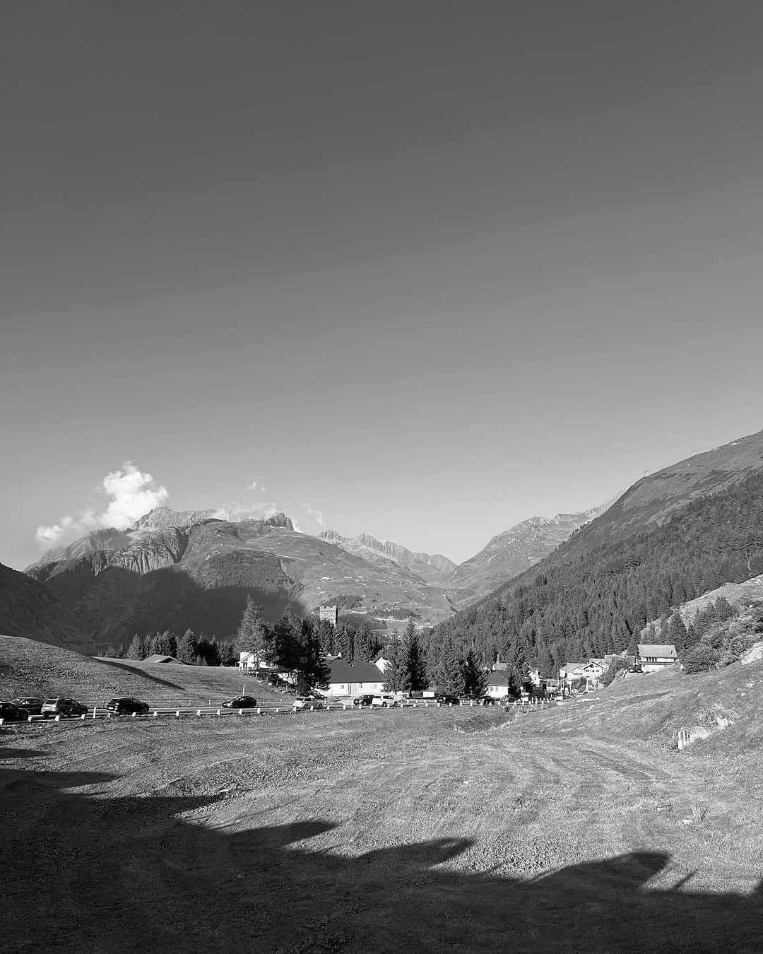 アンディー・トレスさんのインスタグラム写真 - (アンディー・トレスInstagram)「Chronicles of a traffic jam in Switzerland. This scenic detour was everything and more though 🏔️. #switzerland #photography」10月1日 0時12分 - stylescrapbook