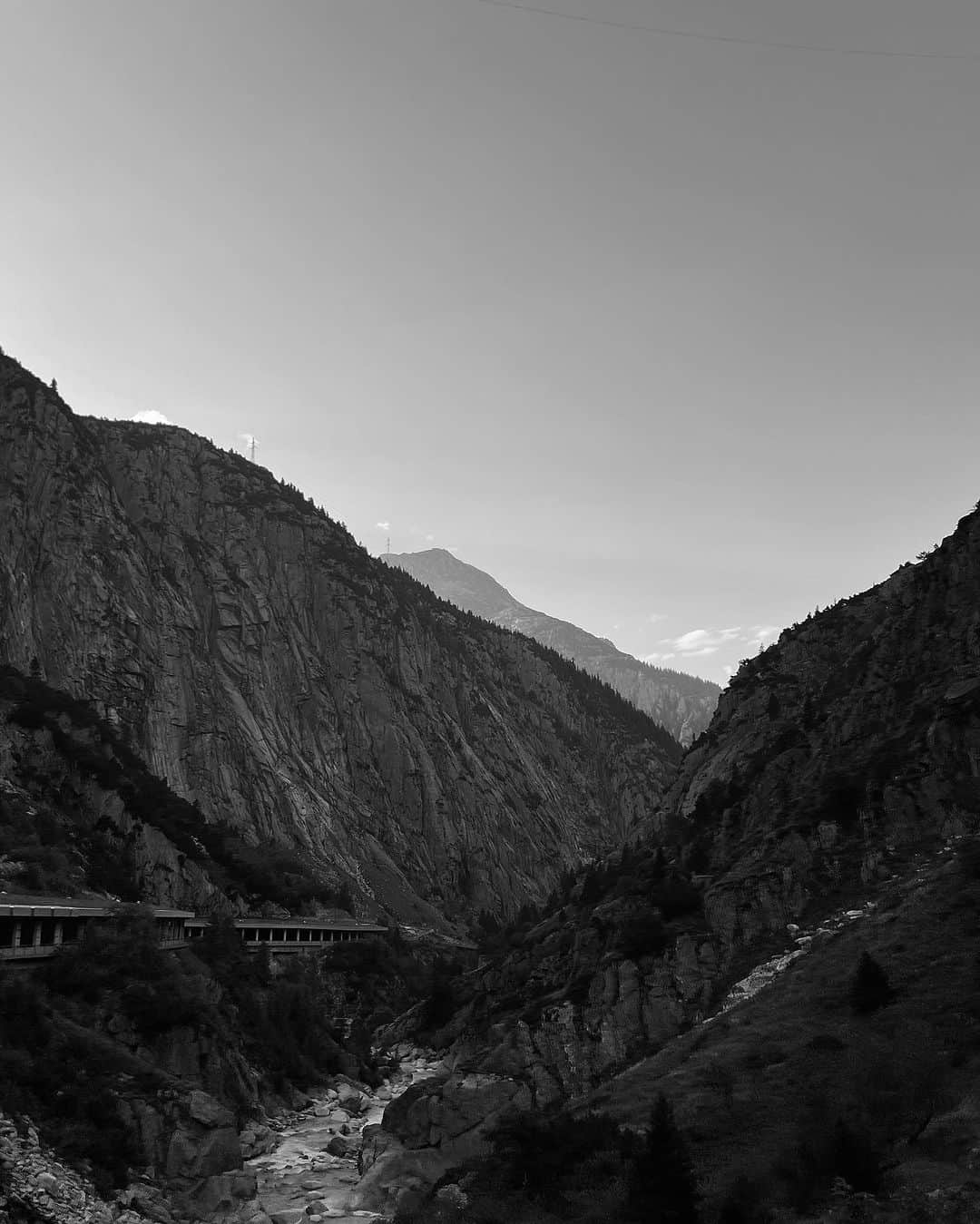 アンディー・トレスさんのインスタグラム写真 - (アンディー・トレスInstagram)「Chronicles of a traffic jam in Switzerland. This scenic detour was everything and more though 🏔️. #switzerland #photography」10月1日 0時12分 - stylescrapbook