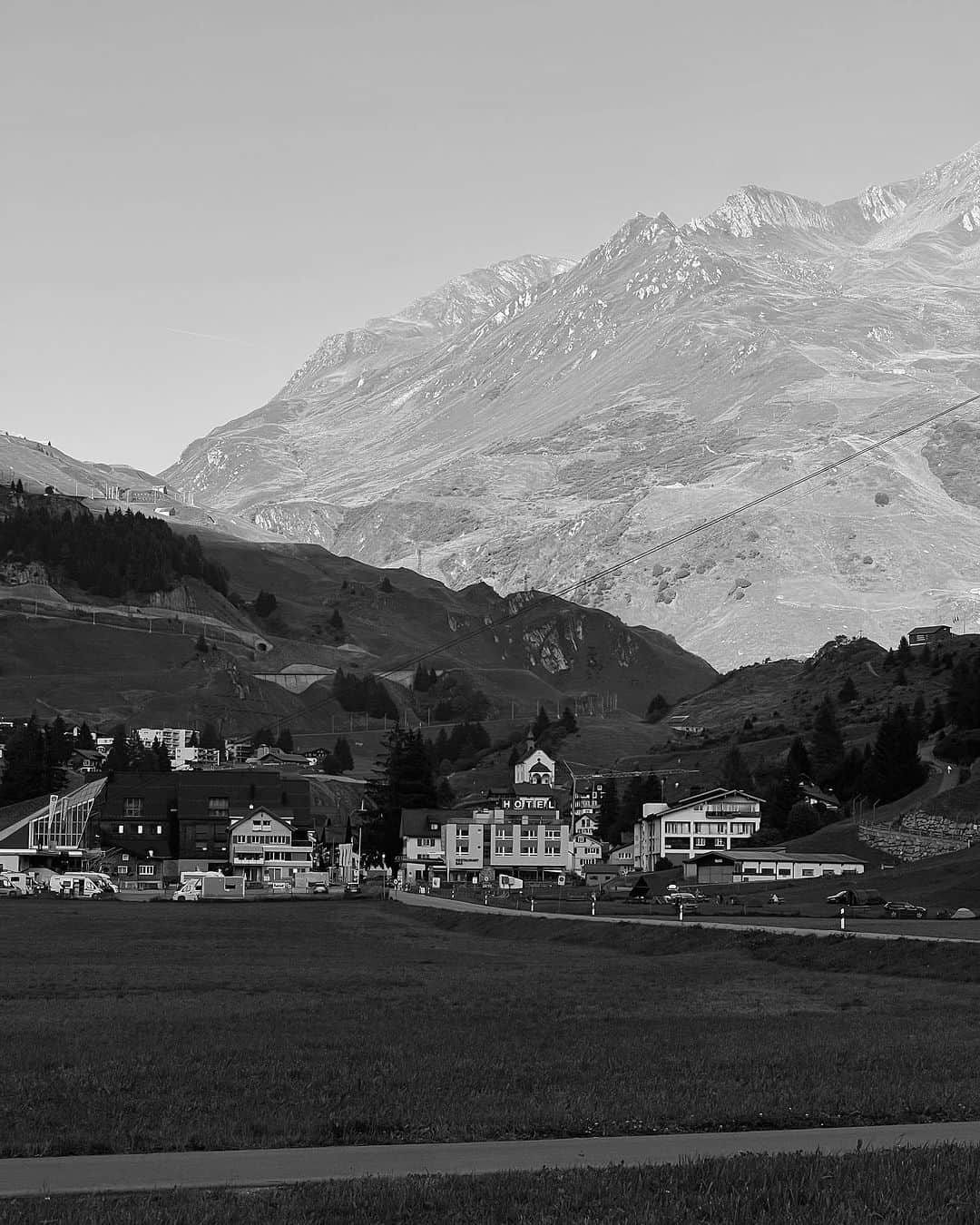 アンディー・トレスのインスタグラム：「Chronicles of a traffic jam in Switzerland. This scenic detour was everything and more though 🏔️. #switzerland #photography」