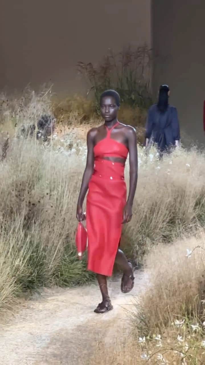 のインスタグラム：「Prendas de piel, looks monocromáticos y piezas de sastrería en el desfile de primavera 2024 de @hermes. El lujo era esto ❤️」
