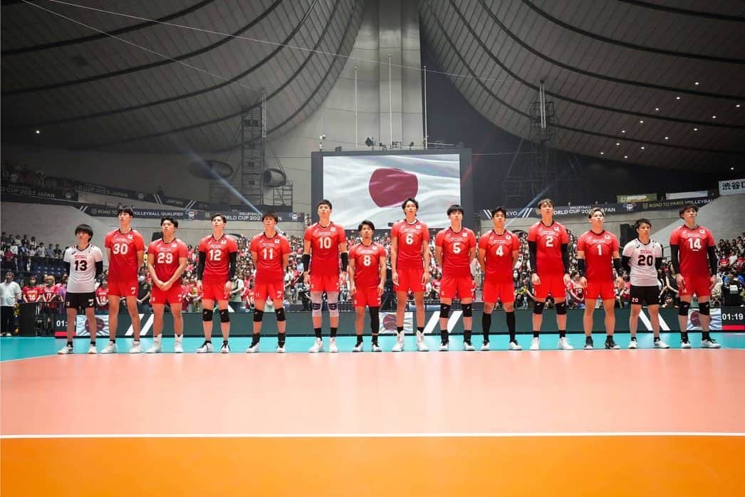 TBSバレブーのインスタグラム：「. 男子🇯🇵代表のパリ五輪出場をかけた戦いがついに開幕🏐  初戦の🇫🇮フィンランド戦🔥 大苦戦もフルセットの末、白星発進✨  #髙橋藍 選手がチーム最多の23得点💪 攻守で🇯🇵を救ってくれました☺️  #volleyball #龍神nippon   写真:FIVB」