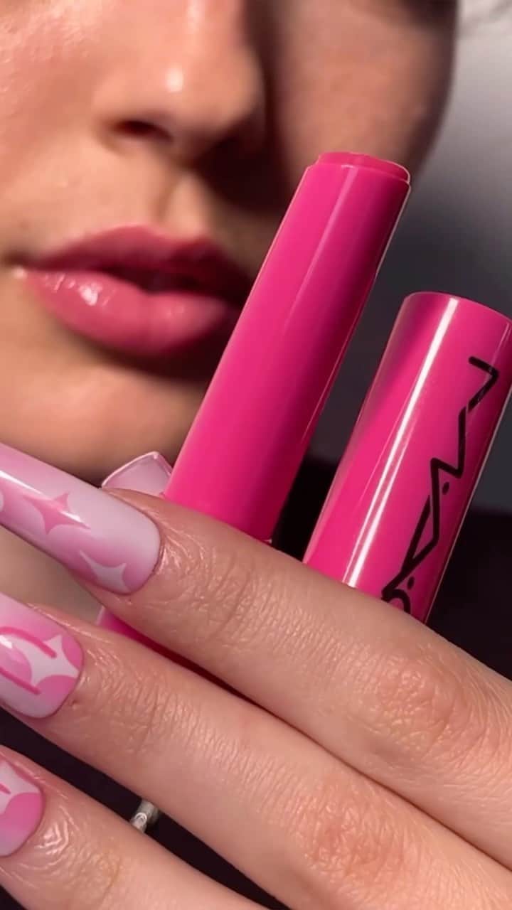 M·A·C Cosmetics BRのインスタグラム：「Ele não é um gloss com… ELE É O GLOSS DO MOMENTO 💖💦 O Gloss Plumping em Stick Squirt na cor Amped brilha como um gloss, nutre como um balm e dá volume como um plumper. Além de deixar os lábios com um tom rosado natural, formigando suavemente!  Toque na tela para garantir o seu  #ParaTodoMundoVer: no vídeo aparece uma modelo aplicando o novo Gloss Plumping em Stick Squirt da M•A•C na cor Amped, um tom brilhante rosado.」