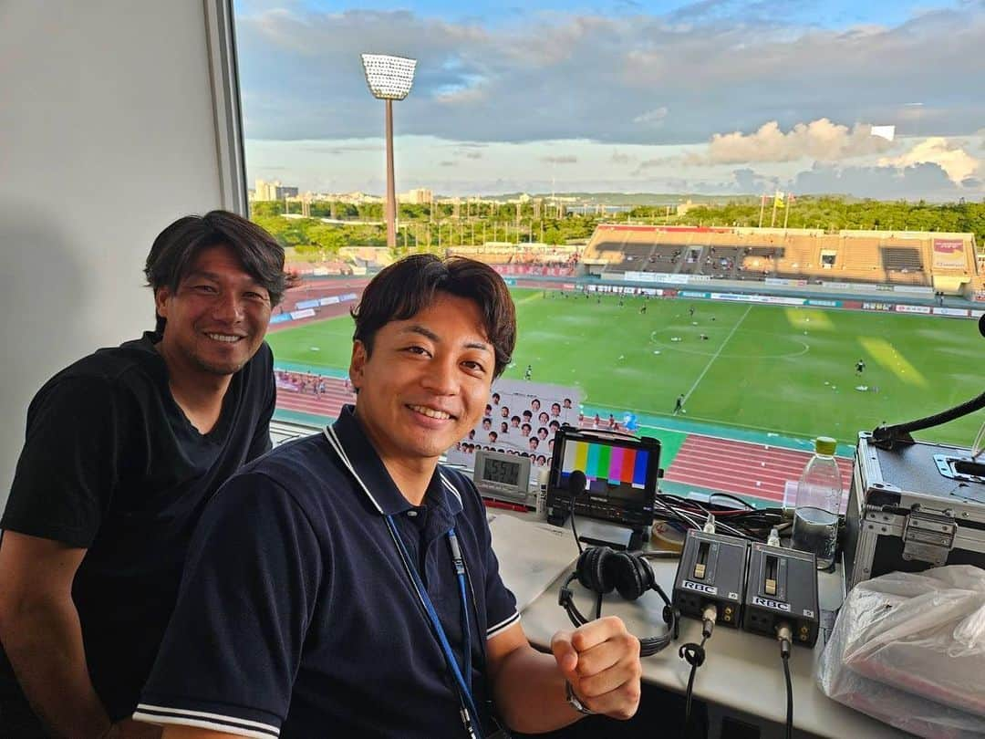 上里一将さんのインスタグラム写真 - (上里一将Instagram)「・ 解説デビュー戦⚽️  RBC琉球放送さんのサポートのお陰で、前向きにチャレンジする事が出来ました✨  有難う御座います🙇‍♂️ また宜しくお願い致します！  #沖縄 #解説 #RBC琉球放送」10月1日 0時10分 - kazumasa_uesato20