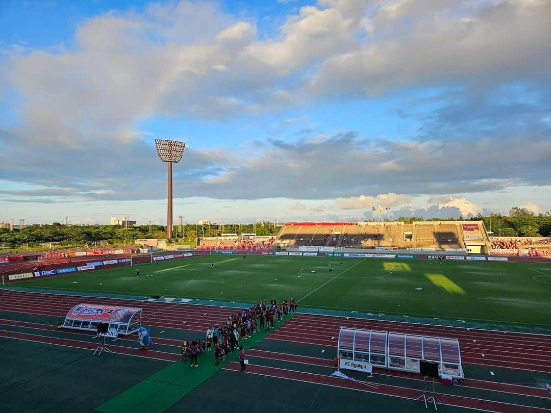 上里一将さんのインスタグラム写真 - (上里一将Instagram)「・ 解説デビュー戦⚽️  RBC琉球放送さんのサポートのお陰で、前向きにチャレンジする事が出来ました✨  有難う御座います🙇‍♂️ また宜しくお願い致します！  #沖縄 #解説 #RBC琉球放送」10月1日 0時10分 - kazumasa_uesato20