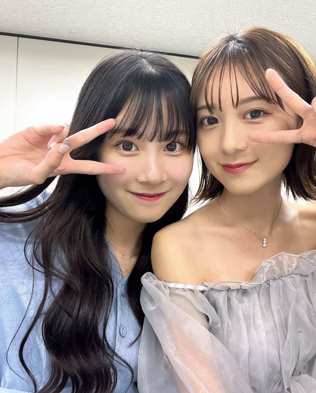 友恵温香のインスタグラム：「3枚目「今撮ってるのよ私」と言っています  私が自撮りしてるのに、向こうにいる佐藤に写真を見せたくて画面に乱入してくる笠野さくらが一生懸命で可愛くて面白すぎましたwwwwww  わちゃわちゃ\( ॑꒳ ॑ \三/ ॑꒳ ॑)」