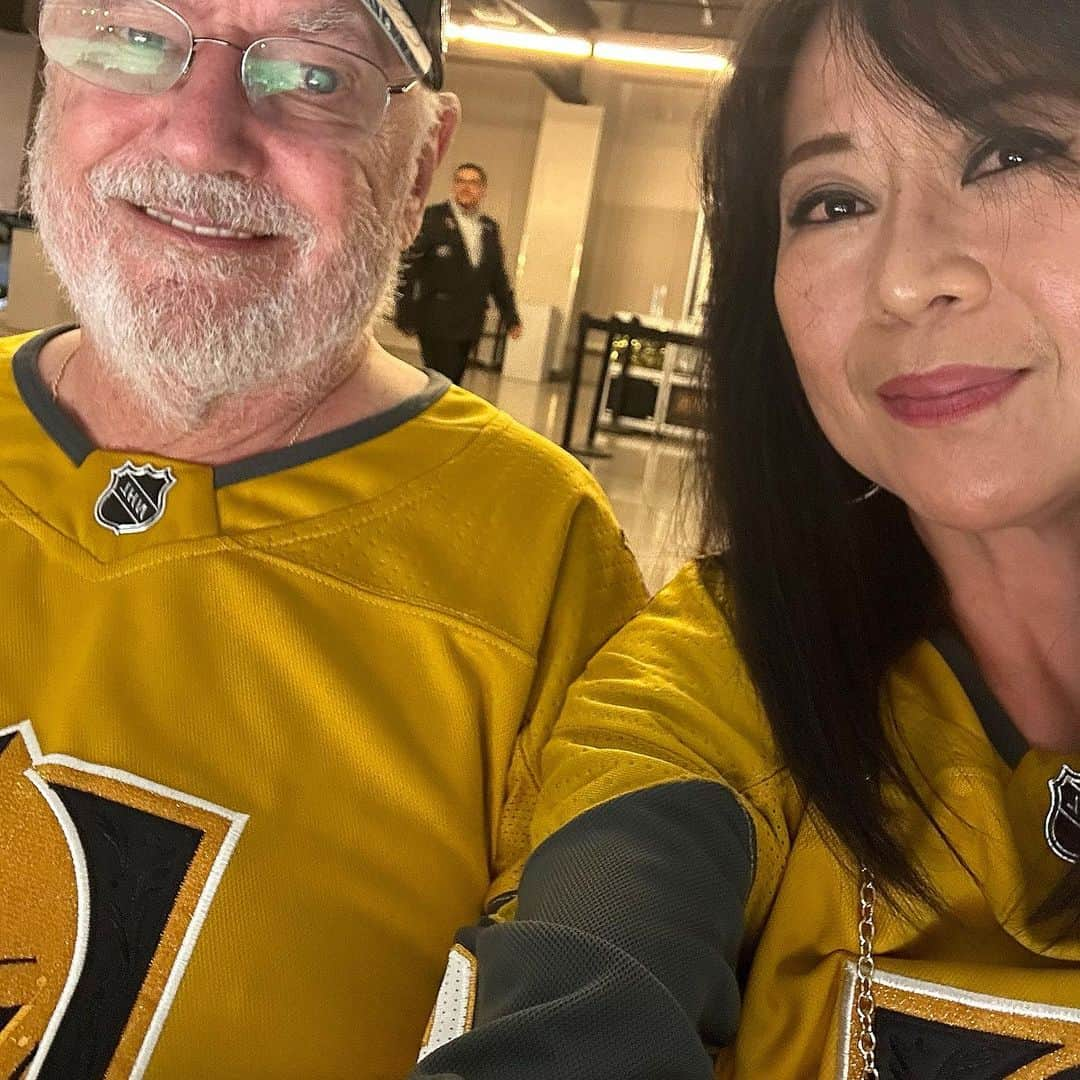 さんのインスタグラム写真 - (Instagram)「Our first hockey game! So much fun!! Golden Knights VS Coyotes 3-1 Golden Knights won! Thank you @vettix 🏒🥅🏑⛸️🥳 #GoldenKnights #TMobileArena」10月1日 0時21分 - fouryorkiesmom