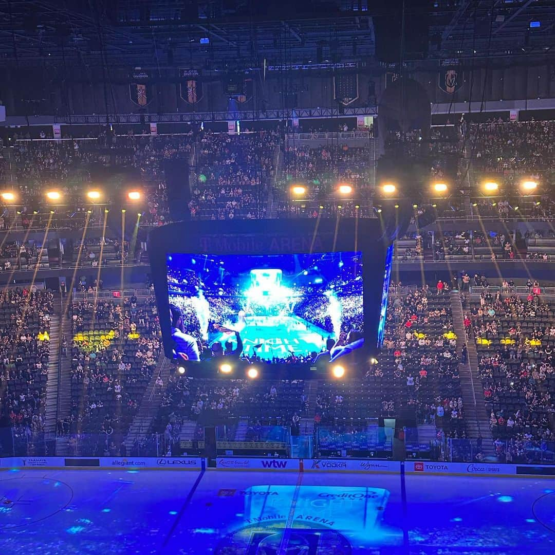 さんのインスタグラム写真 - (Instagram)「Our first hockey game! So much fun!! Golden Knights VS Coyotes 3-1 Golden Knights won! Thank you @vettix 🏒🥅🏑⛸️🥳 #GoldenKnights #TMobileArena」10月1日 0時21分 - fouryorkiesmom