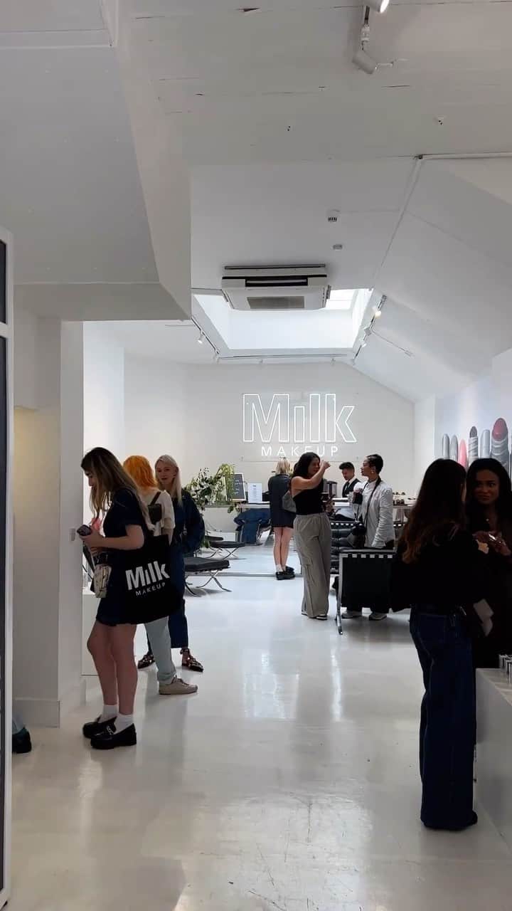 Milk Makeupのインスタグラム：「NYC ➡️ LDN 🛩 The #MilkMakeup team recently brought our creative studio to London to spend some time with our UK #MilkFam 🇬🇧🖤 We always love seeing you in your #MMU faves 🥰 Where should we visit next?  Shop our most recent launches at @sephorauk, @spacenk, & @cultbeauty ✨」