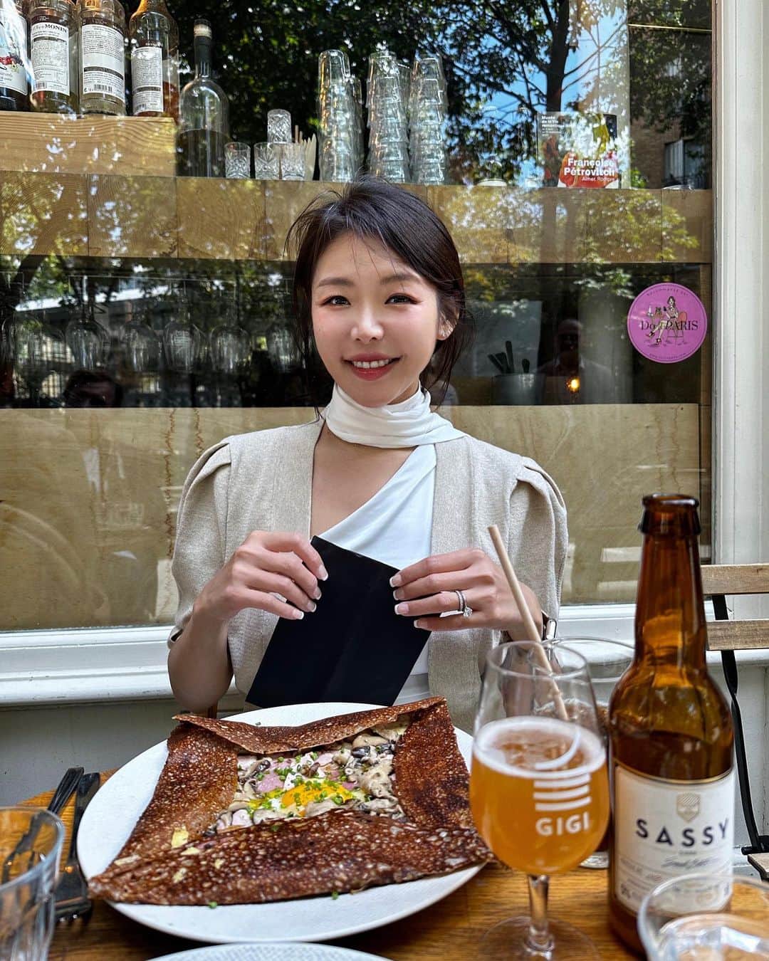 キム・グリームのインスタグラム：「넘나 좋아하는 Gigi 크레페. 작년엔 없었는데 올해에는 한국분들이 엄청 많아졌네. 양쪽이 모두 한국인 테이블. 역시 맛잘알 코리안 🤍」