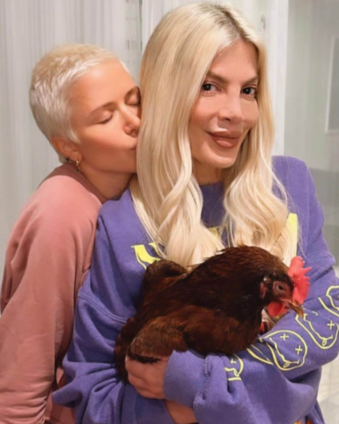 トリ・スペリングのインスタグラム：「Just a girl, one of her besties, and her chicken … - Last night IN involved, fresh inches and cut by my bestie @laurarugetti , @sugarfishbynozawa , 🌈 sherbet , deep @pokemon thoughts between @stevenherrera and Beau plus  some ninja turtle soccer, laura and I getting advice from @hattie_mid {she’s wise}, and some well spent time us entertaining my chicken aka Mama Chicken 🐔 #friendshipistherapy #friends #chickenmama」