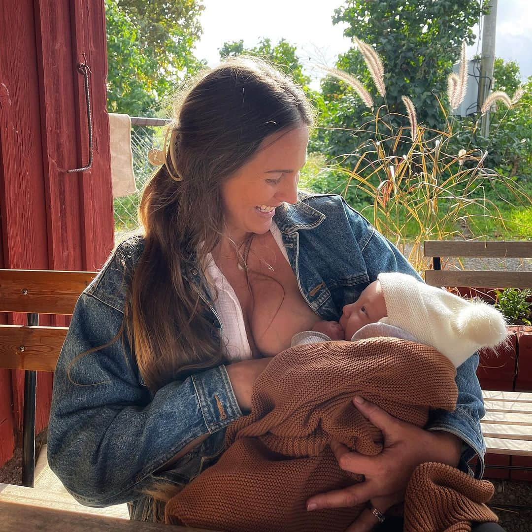 レイチェル・ブレイセンのインスタグラム：「It’s the last day of September but today felt like the first day of fall🍂 Our first outing with Bear on an actual chilly day! Actually, our first outing with a baby on a chilly day ever. We visited my cousins farm and drank coffee and had carrot cake in the sun. I wanted to pick up some raw milk but forgot all my bottles! And we were supposed to pick corn but that didn’t happen either. But Lea played all day and Bear was so content and I’m wondering if we are out of the newborn bubble now? Just like that? Wasn’t I lying in bed all day soaked in breast milk with a newborn just a second ago? Time is wild.   Well. Now we are home and I have soup cooking on the stove and baby bear is napping and I’m about to take a cold dip and go sit in the sauna.   A very cozy day🍂🧡 #autumn」