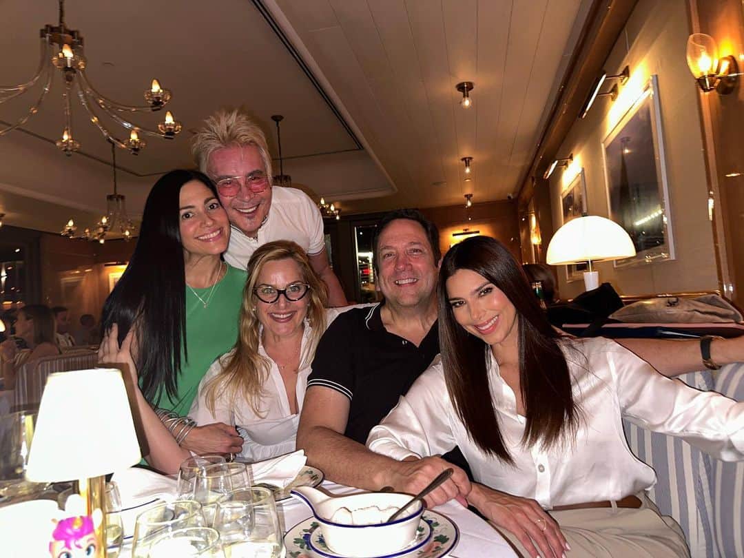 のインスタグラム：「The best time with the best friends! Que afortunada soy 🙏 Love you @joebonillaoficial @katiadelpinodearmas @chrisleemotivator @xioananieves」