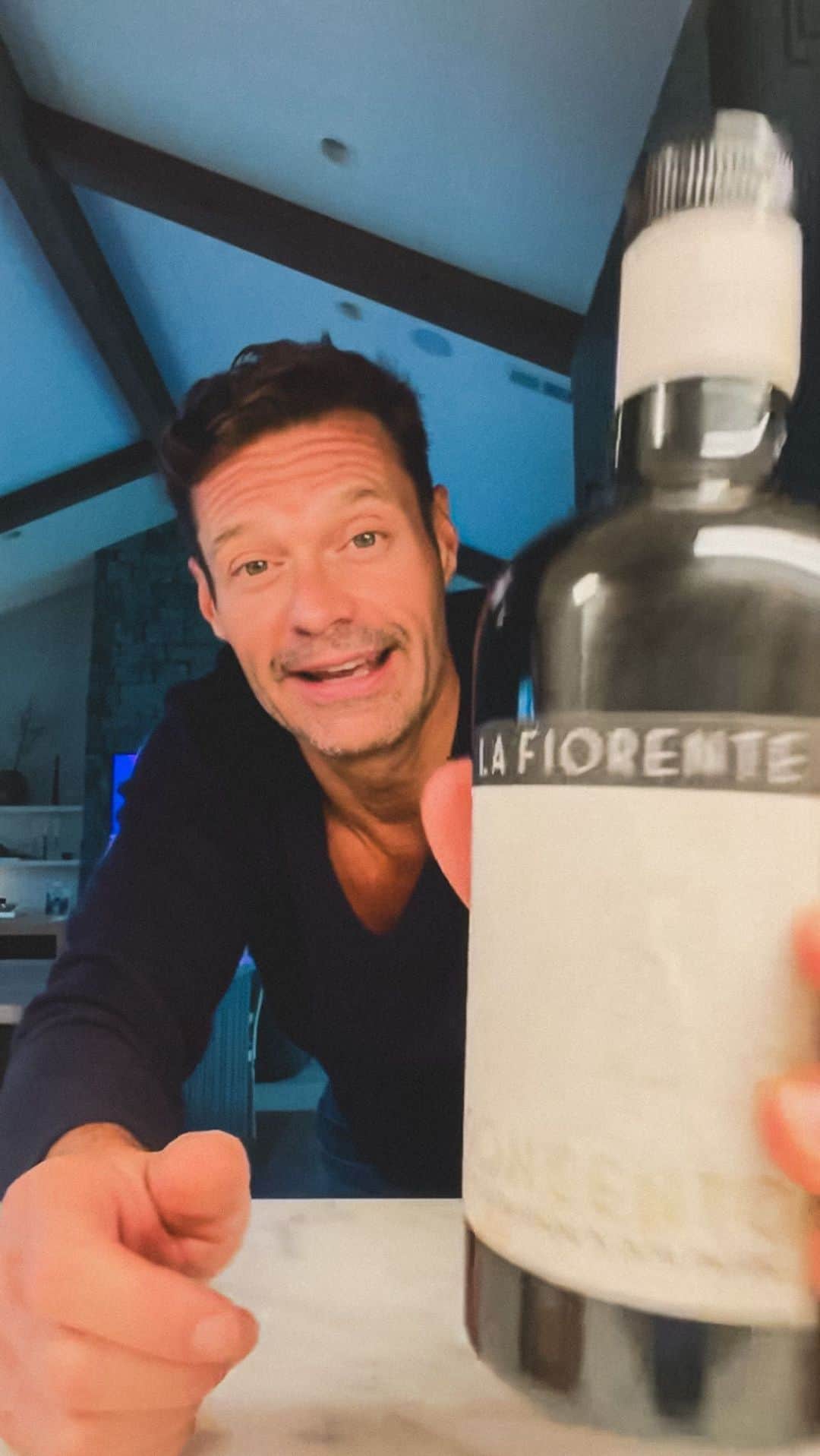 のインスタグラム：「Is it just me or is anyone else excited that it’s #ExtraVirginOliveOilDay?! First coffee, now EVOO… We’ve been celebrating back-to-back essential ingredients that start my mornings off right. Happy EVOO Day (now say it back) 🫒  #evoo #oliveoil #celebrate」