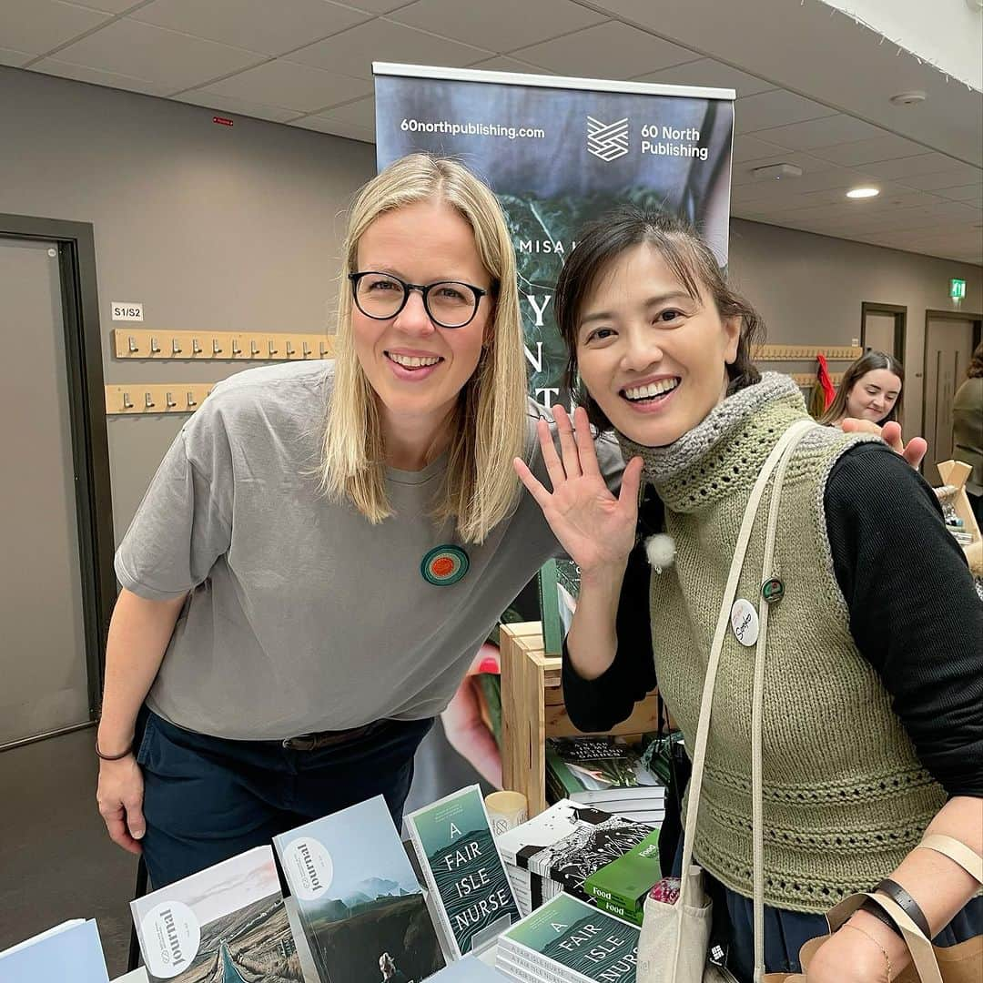 長久保智子さんのインスタグラム写真 - (長久保智子Instagram)「Markers market 🩵 We are Japanese 🙆‍♀️🙆‍♀️🙆‍♀️ I really glad to see them and took a photo together 😆   Shetland に来ている日本人3人が揃いました😆何と嬉しい✨ フェアアイルのちひろ先生とレースのひろみ先生✨ 今回は本当に沢山の人との交流が嬉しい💙  #shetland #shetlandwoolweek #shetlandwoolweek2023」10月1日 0時22分 - satoko.tricot_the