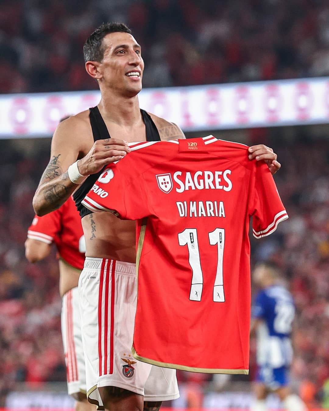 Skills • Freestyle • Tekkersのインスタグラム：「Ángel Di María held up his shirt after scoring the winner for Benfica against Porto in O Clássico 😤」