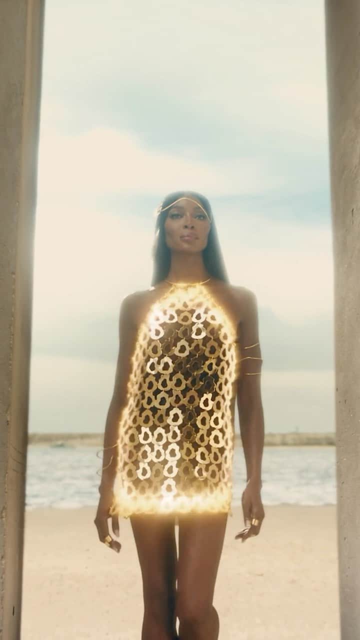 のインスタグラム：「@naomi reciting a monologue by @eloosunde, representing the House of Lagos for #TheTour23.   Want to learn more about the House of Lagos? You can watch the full-length special of #TheTour23 on @primevideo in partnership with @amazonfashion NOW.   In 2021, Victoria’s Secret began a journey. The goal was to give a new generation of creatives from around the world the opportunity to tell their stories and see their creations brought to life on the world stage. The platform? The Tour ‘23. This film is theirs.   The House of Lagos:  @bubuogisi: Fashion Designer, Artist, & Creative Director.  @korty_eo: Director   @eloosunde: Artist  @ashh.ok: Artist  @wavythecreator: Artist   The Tour ‘23 Film:  @lolaparteloliva: Director  @ariwegner: Cinematographer  @partel.oliva: Creative Direction @pulsefilms: Production」