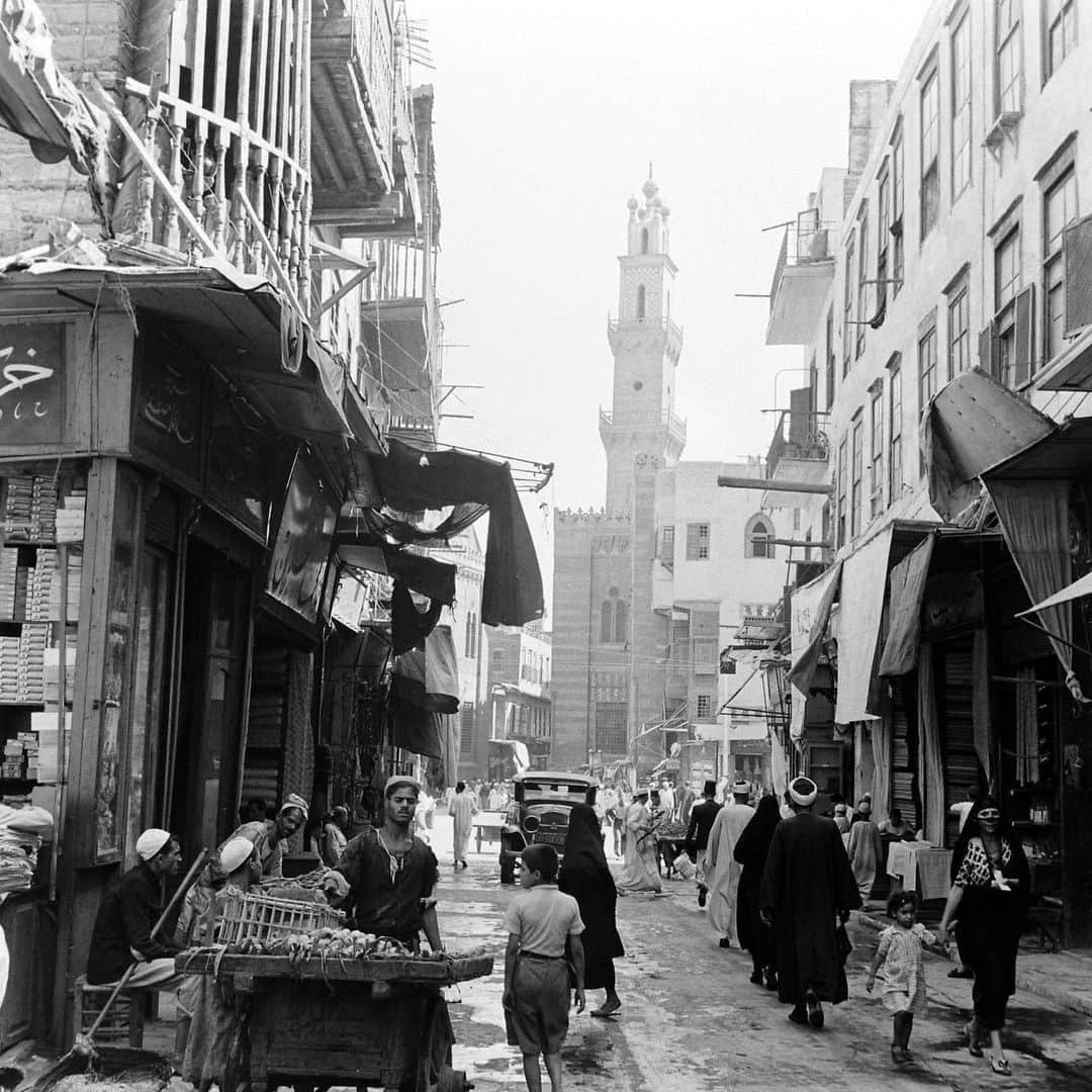 lifeさんのインスタグラム写真 - (lifeInstagram)「Scenes from Cairo, Egypt - December, 1942.   (📷 Alfred Eisenstaedt/LIFE Picture Collection)   #LIFEMagazine #LIFEArchive #AlfredEisenstaedt #1940s #Egypt #Africa #Destinations #Travel」10月1日 0時38分 - life