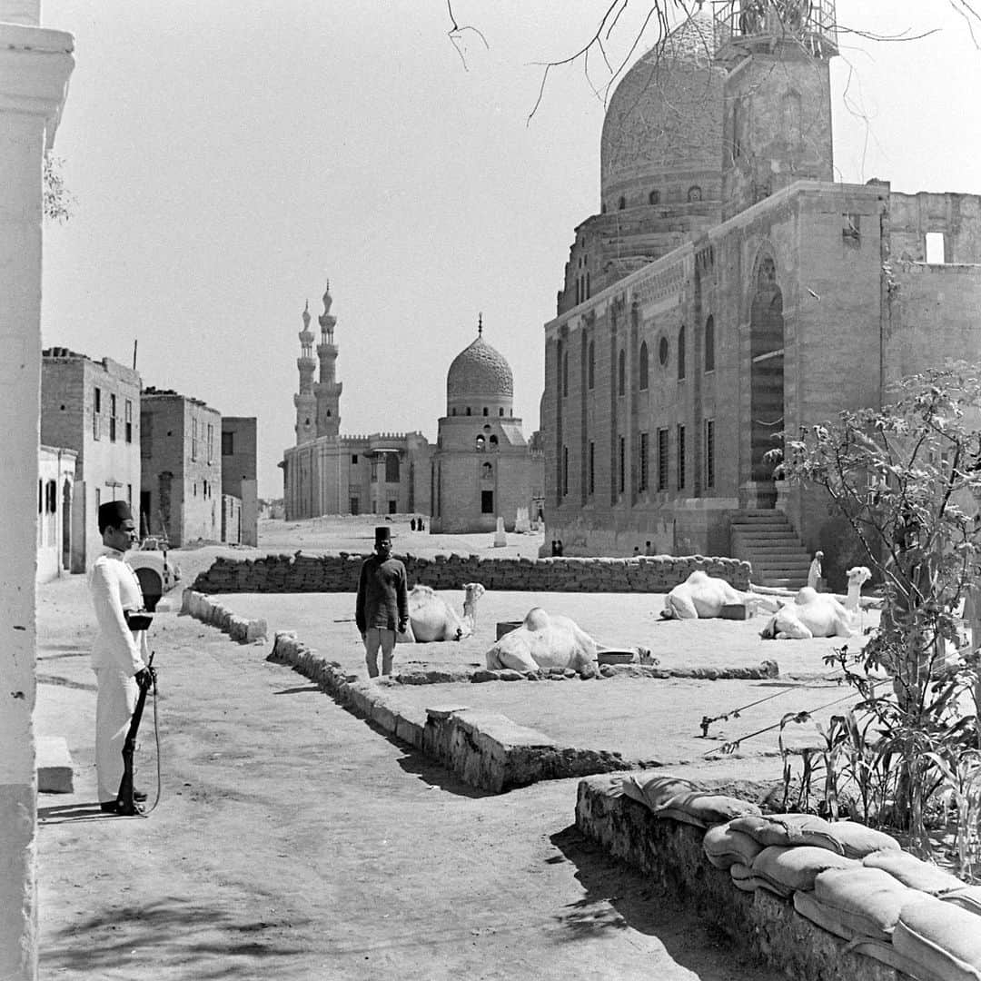 lifeさんのインスタグラム写真 - (lifeInstagram)「Scenes from Cairo, Egypt - December, 1942.   (📷 Alfred Eisenstaedt/LIFE Picture Collection)   #LIFEMagazine #LIFEArchive #AlfredEisenstaedt #1940s #Egypt #Africa #Destinations #Travel」10月1日 0時38分 - life