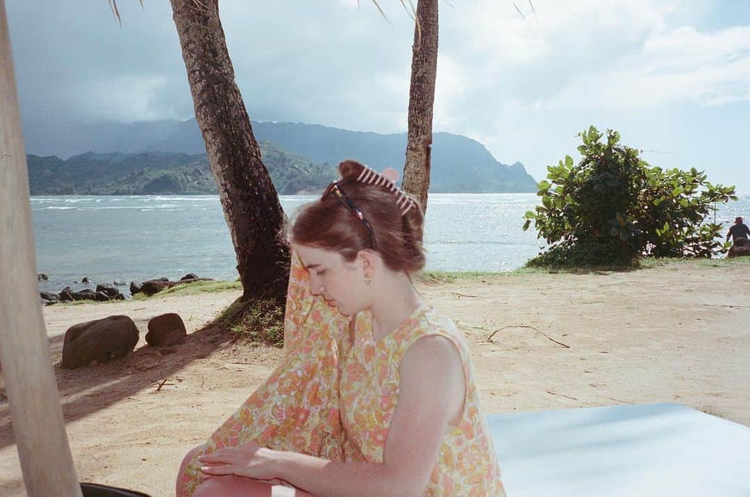 ケイトリン・ディーヴァーのインスタグラム：「beach 🥲」