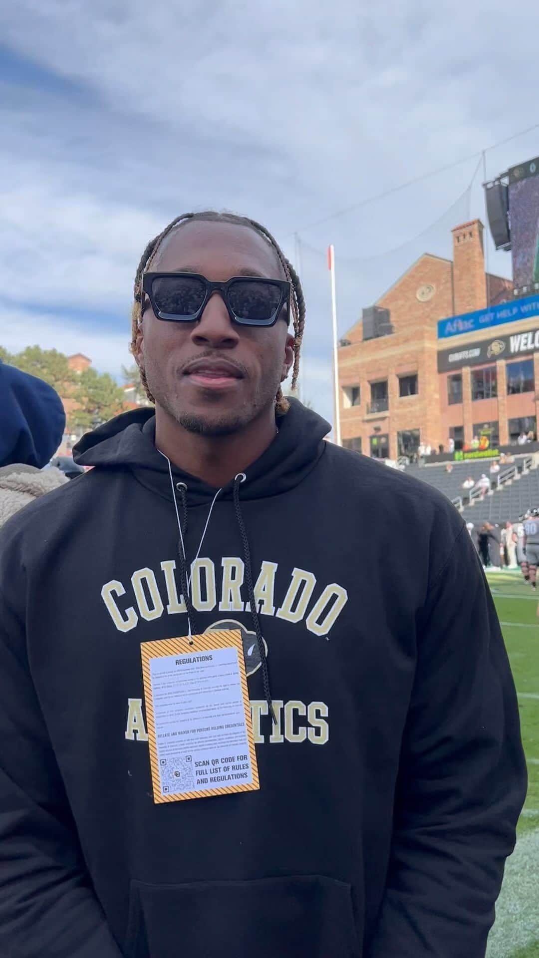 レクレーのインスタグラム：「@lecrae came through to check us out 🔥  #GoBuffs」