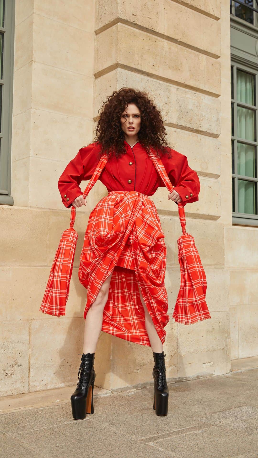 ココ・ロシャのインスタグラム：「When a street style shoot before @viviennewestwood turns into an Irish dance ☘️」