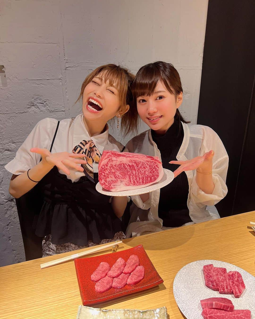 高橋里彩子さんのインスタグラム写真 - (高橋里彩子Instagram)「肉ーー♡ 天宮ちゃん @amamiya_kanan   赤坂にある焼肉屋『えいとまん』@yakiniku8man さんに💖  あまちゃんと💓💓 ちゃんとゆっくり話せたし、 可愛すぎて、楽しすぎて時間足りなかった！ 今度はお家で語ろう😍  ここね、  お肉を目の前で一つ一つ丁寧に 焼いてくれるの🥩 美味しかったし、接客丁寧すぎて、 優しすぎてやばかった！  ゆっくり語れて 美味しいし、個室もあるから 楽しかった❤️❤️   赤坂 焼肉【えいとまん】  📍東京都港区赤坂3-6-17東洋グリーン赤坂ビルB1F  https://yakiniku8man.owst.jp/        #えいとまん #赤坂焼肉 #赤坂見附焼肉 #焼肉オススメ #赤坂 #赤坂見附 #東京 #tokyo #焼肉部 #課外活動 #焼肉 #肉好き #肉女子 #焼肉女子会 #焼肉デート #赤坂グルメ  #food #yummy #美味しい #エイトマン」10月1日 0時46分 - konkonwanwan