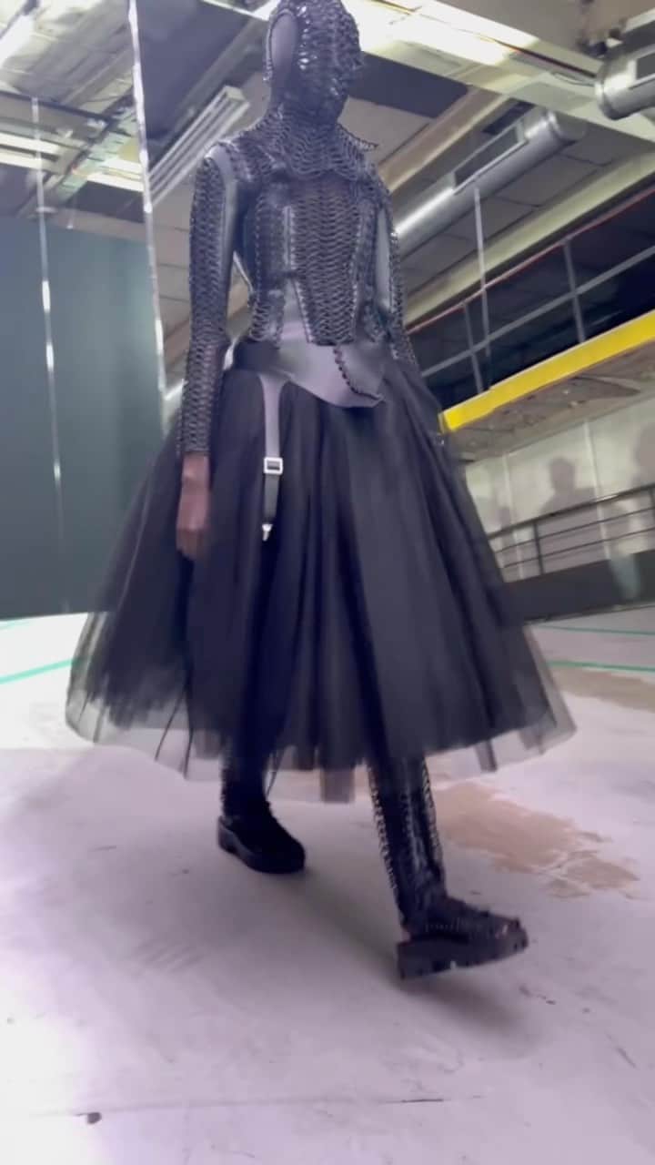 のインスタグラム：「【#WWDJAPANパリコレ取材】「ノワール ケイ ニノミヤ（NOIR KEI NINOMIYA）」が2024年春夏コレクションを発表しました。  #NOIRKEININOMIYA#ノワールケイニノミヤ#NOIRKEININOMIYAss24#pariscollection#pfw#fashionweek#parisfashionweek#fashion#fashioncollection#fashionshow#パリコレクション#パリコレ#ファッションショー」