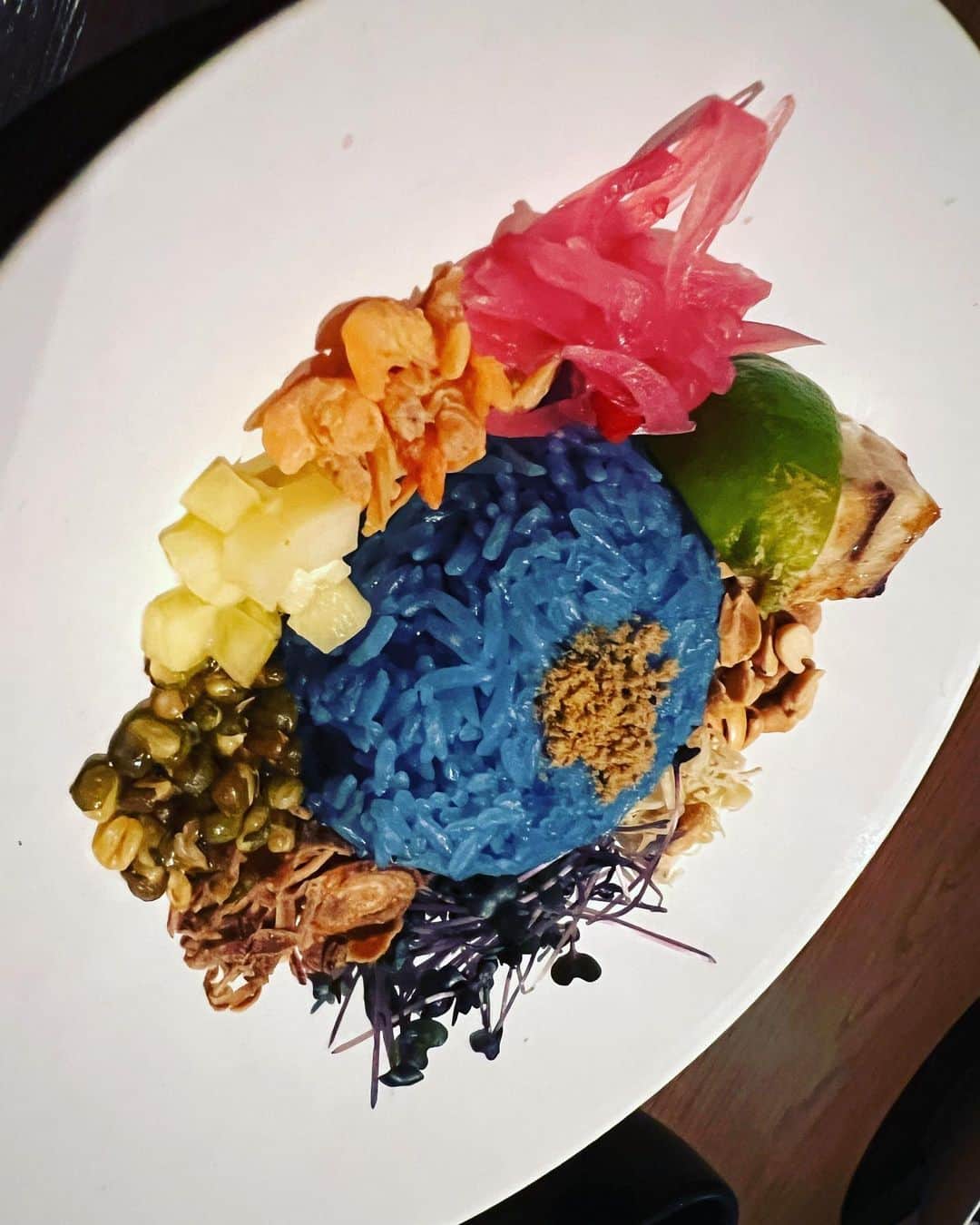 原田曜平のインスタグラム：「シドニー発の人気タイ料理屋さん。 シドニー発のタイ料理？ と思う方もいるかもしれませんが、 シドニー料理は今は世界のトレンド。 30年以上移民を受け入れてきたオーストラリアでは、移民によって新しいフュージョン料理がたくさん生み出され、世界に発信されているのです。 普通のタイ料理さんも美味しいけど、 全く違ったものとしてこちらは更に美味しいですよ☺️ � Longrain 050-5594-2228 東京都渋谷区恵比寿4-20-3 恵比寿ガーデンプレイスタワー 39F https://tabelog.com/tokyo/A1303/A130302/13210108/」