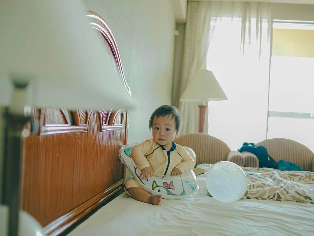 福田瞳さんのインスタグラム写真 - (福田瞳Instagram)「このホテルが好きだ☺︎ ここしか泊まったことないけど。笑。 目の前がすぐビーチ🏖だし。B.B.Qも花火もできる。 サンセットが綺麗に見えるのも嬉しいし。 ご飯食べるところにベビーチェアもあるのがありがたい☺︎  #ホテルリザンシーパーク谷茶ベイ #沖縄旅行#家族旅行」10月1日 0時41分 - fukudahitomi610