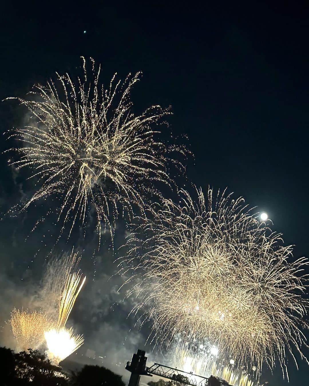 木下ひまりさんのインスタグラム写真 - (木下ひまりInstagram)「花火と月がとっても綺麗だった」10月1日 0時43分 - himari_kinoshita