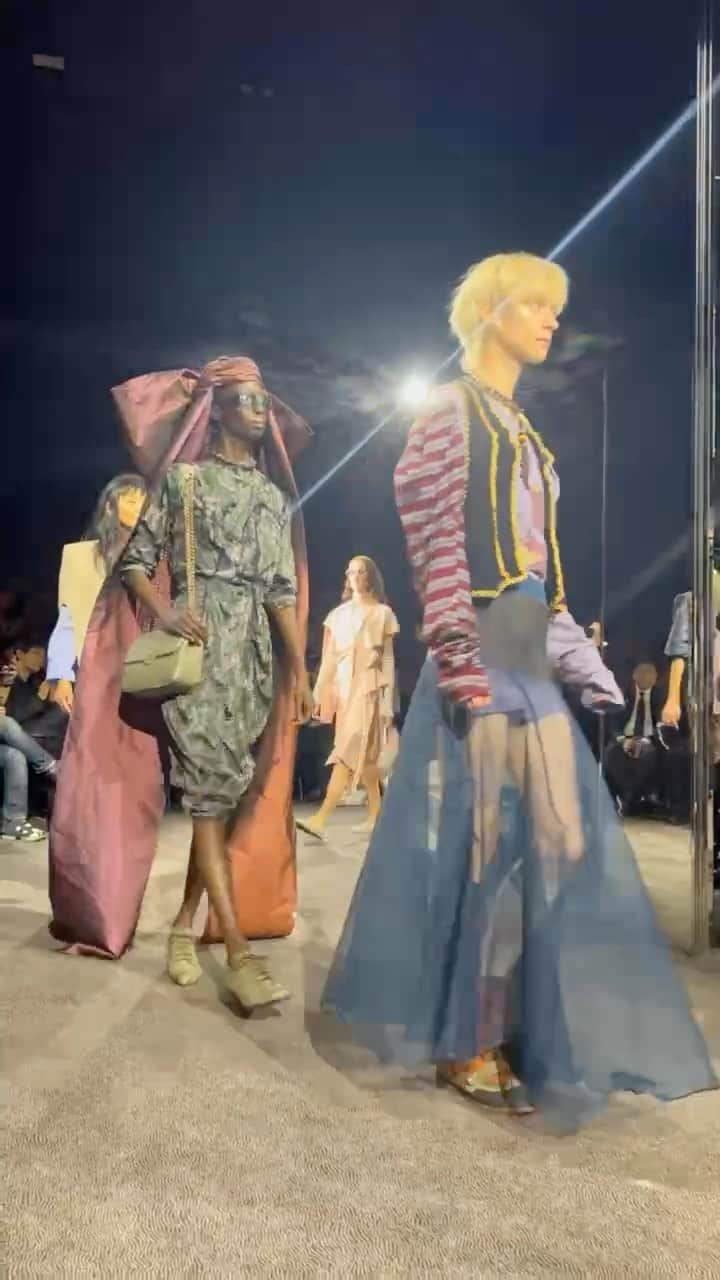 のインスタグラム：「【#WWDJAPANパリコレ取材】「ヴィヴィアン・ウエストウッド（VIVIENNE WESTWOOD）」が2024年春夏コレクションを発表しました。  #VIVIENNEWESTWOOD#ヴィヴィアンウエストウッド#VIVIENNEWESTWOODss24#pariscollection#pfw#fashionweek#parisfashionweek#fashion#fashioncollection#fashionshow#パリコレクション#パリコレ#ファッションショー」