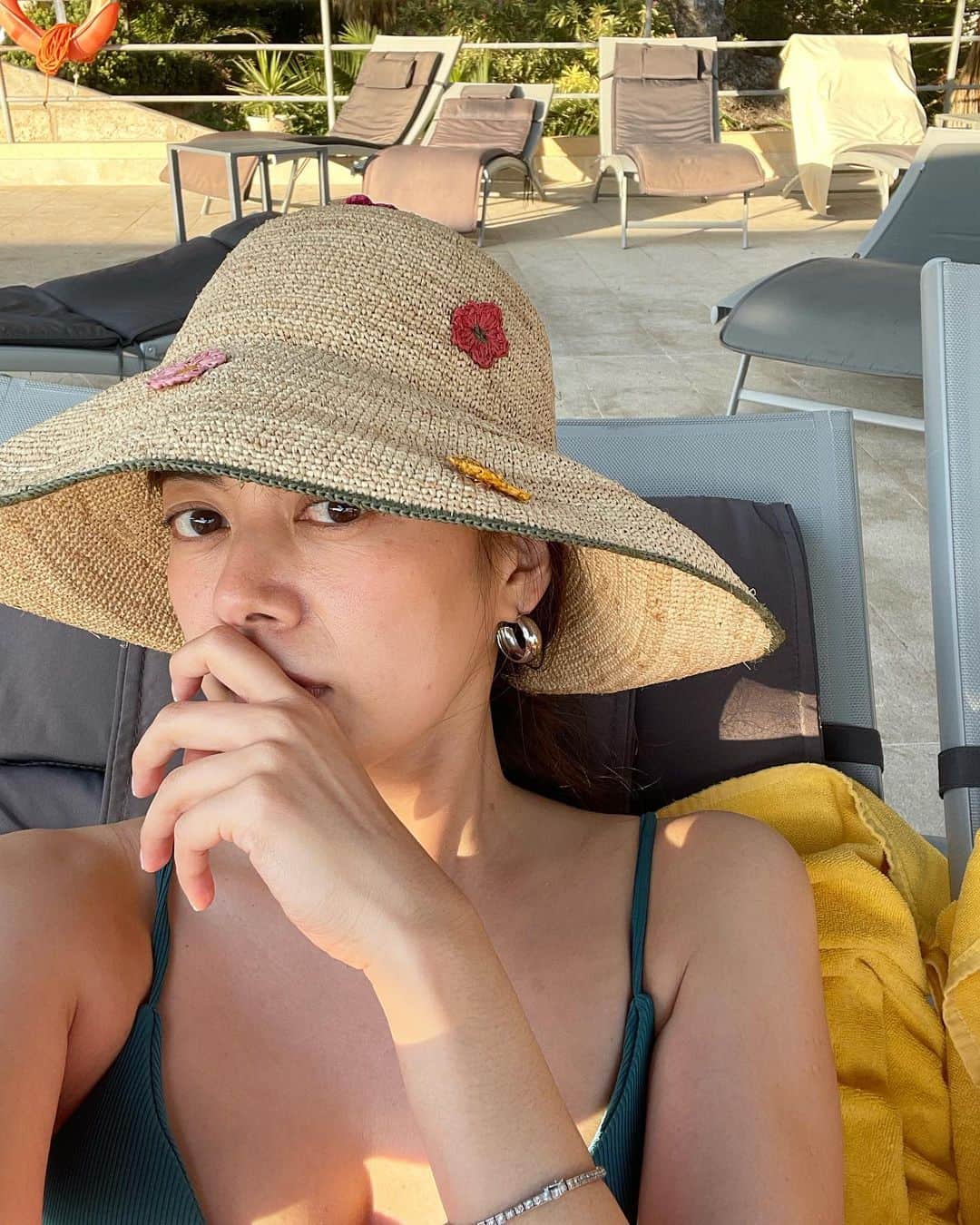 中林美和さんのインスタグラム写真 - (中林美和Instagram)「スペインに行って 唯一買ったハンドメイドの麦わら帽子 @maisonfoolk 。 現地の可愛いものに出会えたとき、 それは思い出も含めて大切なものになる♡ スウェットに麦わら帽子という変な格好だけど、 そんなところも旅の良いところ。 大事にかぶって移動しました♡  #spain#spain🇪🇸#barcelona#mallorca#maisonfoolk#スペイン#バルセロナ#マヨルカ島#miwastrip」10月1日 0時47分 - miwanakabayashi