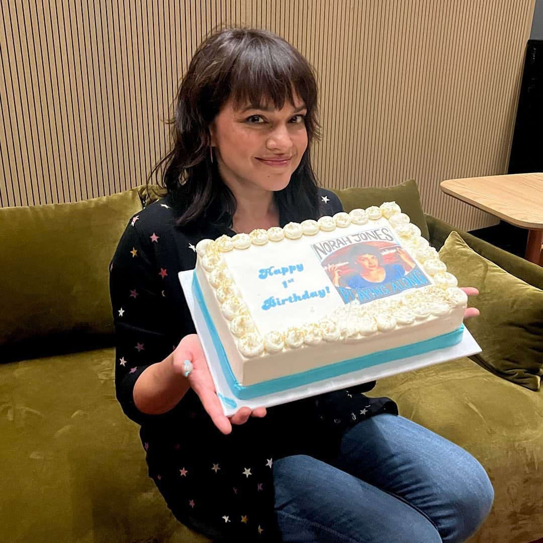 ノラ・ジョーンズのインスタグラム：「Celebrating one year of @PlayingAlongPod this week! Thank you all for listening along! 💙 #InternationalPodcastDay #meandmyoda @odasarah    #norahjonesisplayingalongpodcast」