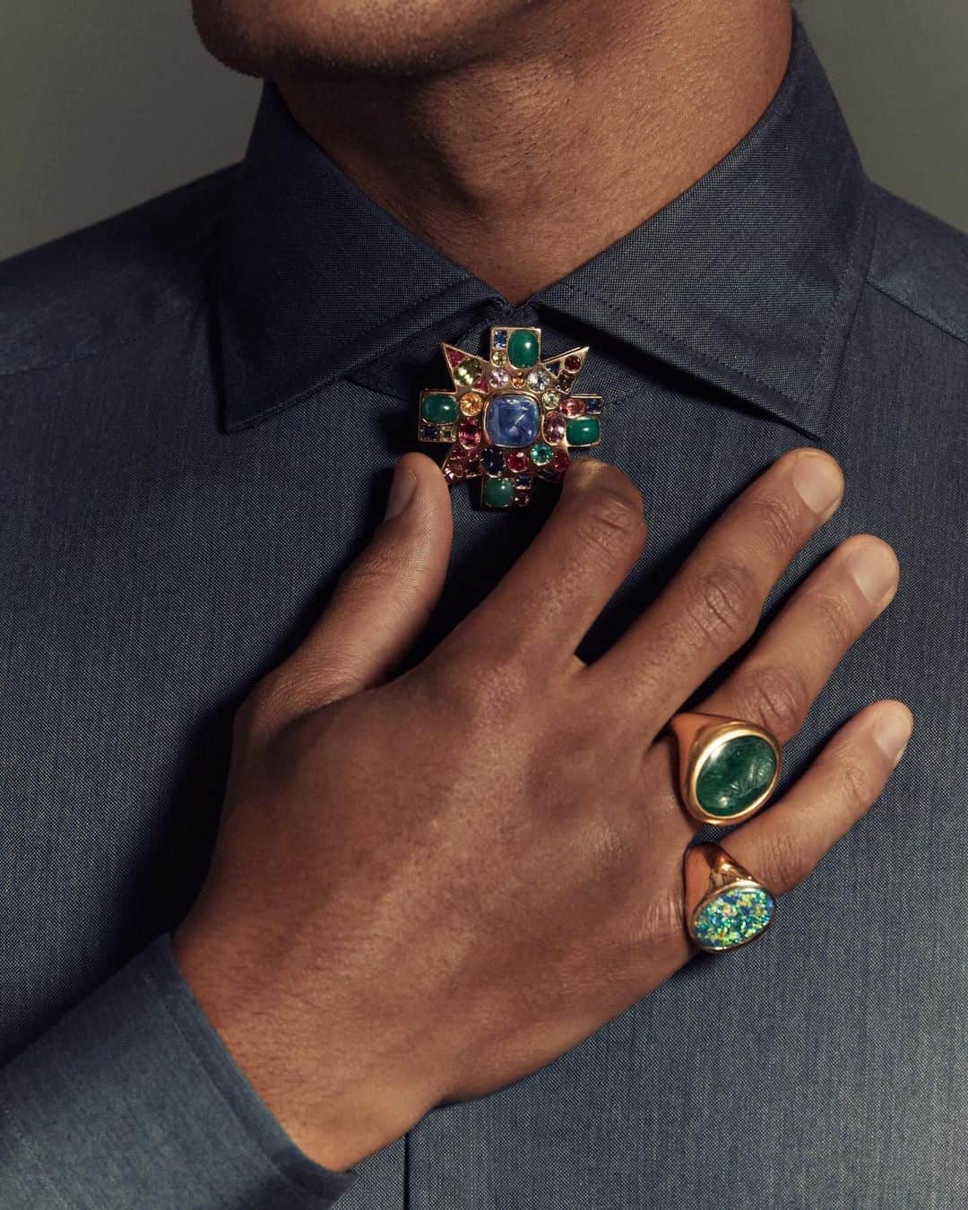 のインスタグラム：「The rarest jewels, the finest designs. David Yurman is featured in Sotheby’s “For the Boys: A Jewelry Exhibition”. Images courtesy of @sothebys.   #DavidYurman #Sothebys #SothebysJewels​」