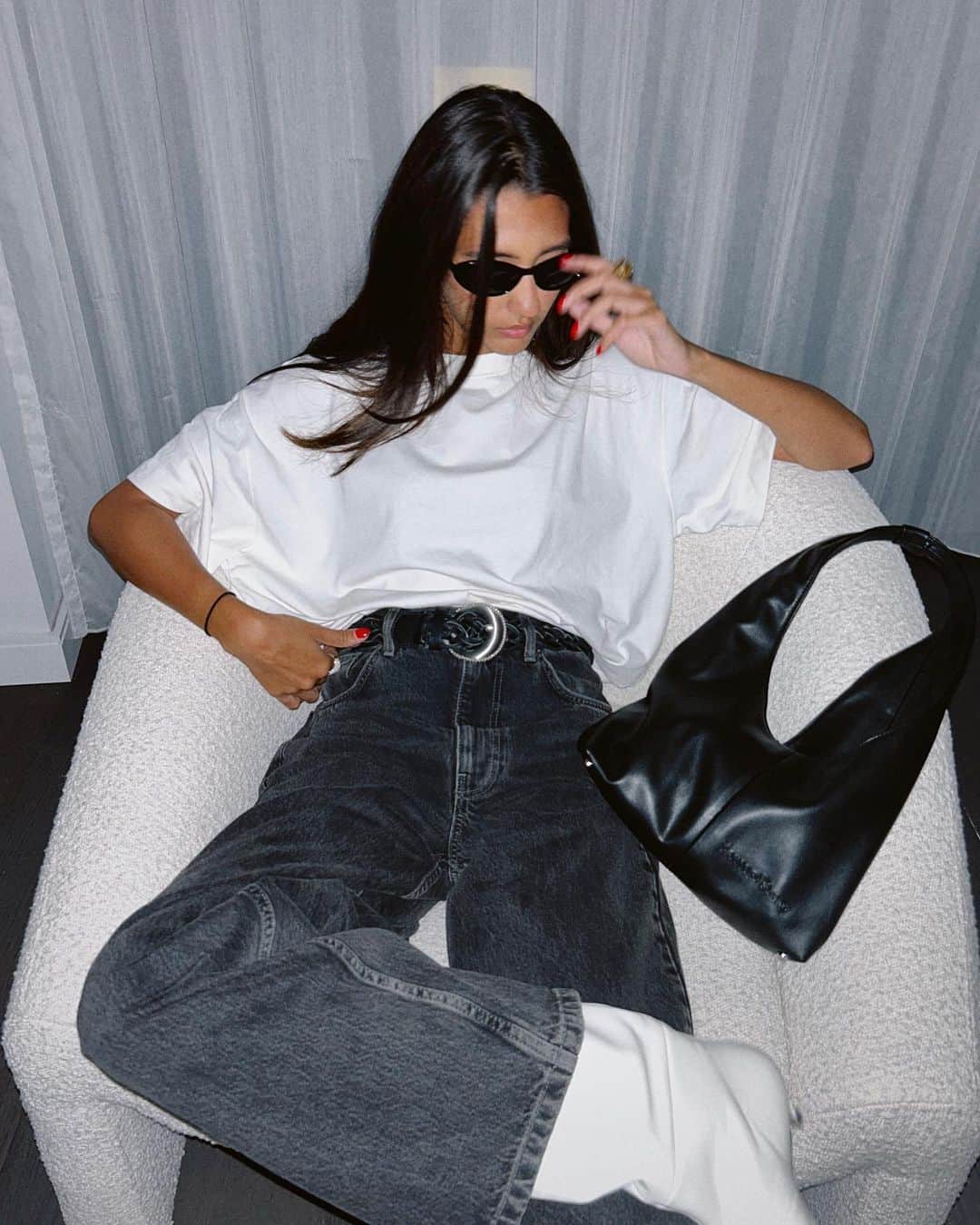 のインスタグラム：「Your boyfriend’s jeans but better  #Topshopmuse @sapna_rao wears low slung boyfriend jeans [132196010]」